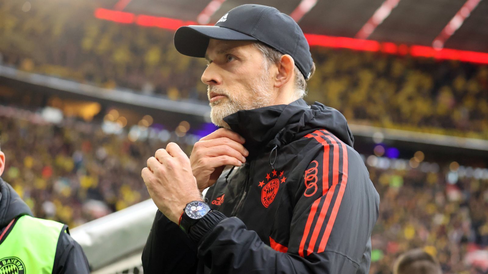 
                <strong>April 2023: Tuchel "überraschend" gegen die Ex</strong><br>
                Und logischerweise auch mit einem neuen Trainer: Thomas Tuchel. "Plötzlich stand ich in der Arena und war Trainer für den FC Bayern", sagt er nach dem Spiel gegen den BVB, welches die Bayern am Ende hoch verdient mit 4:2 gewinnen. Die Tabellenführung ist wieder in bajuwarischer Hand.
              