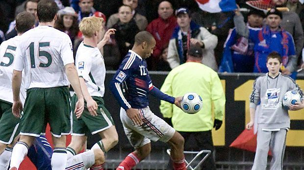 
                <strong>Die Hand Henrys</strong><br>
                Um ein Haar - oder besser: eine Hand - wäre Frankreich das ganze WM-Theater komplett erspart geblieben. Denn in den Play-offs gegen Irland muss die "Equipe Tricolore" ordentlich zittern, ehe das Ticket nach Südafrika gelöst ist. Erst als Thierry Henry sich den Ball im Iren-Strafraum mit der Hand zurechtlegt und vor dem Tor William Gallas bedient, ist der große Favorit erlöst. Die "Boys in Green" fühlen sich allerdings um ihre WM-Teilnahme betrogen. Schließlich überweist die FIFA dem irischen Verband eine Entschädigung von fünf Millionen Euro.
              