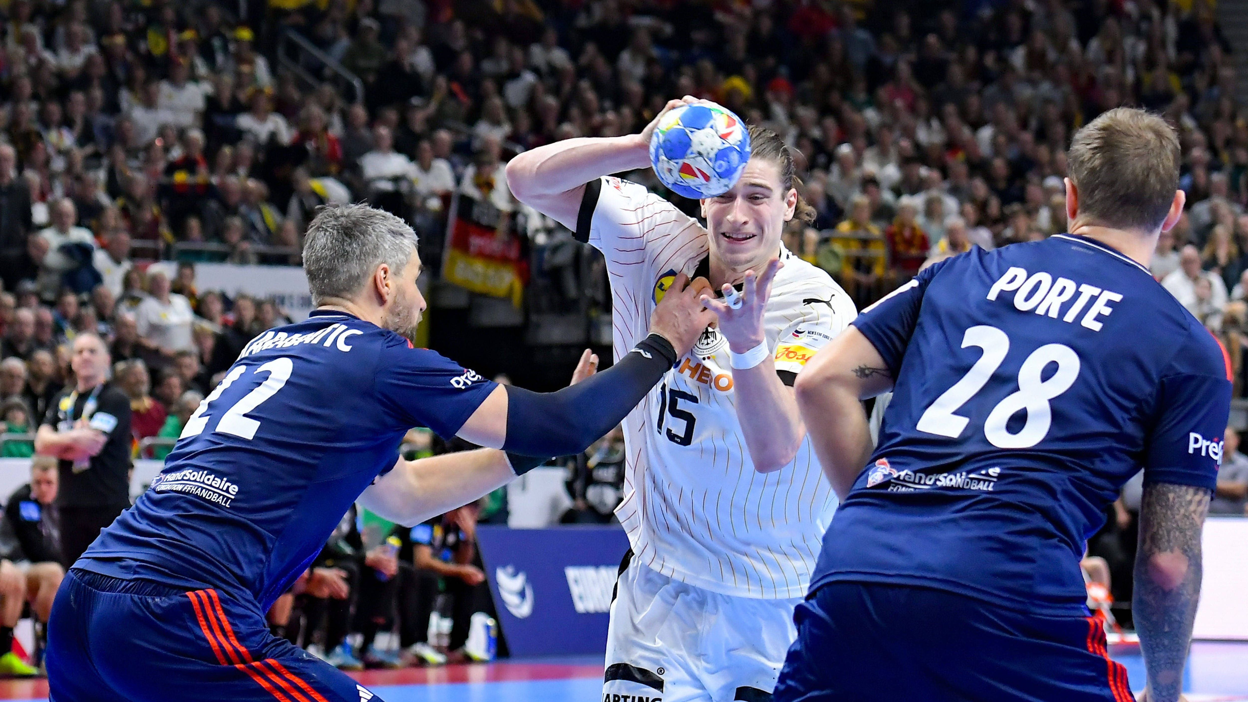 <strong>Deutschland vs. Frankreich - Handball-EM: Die Noten der DHB-Stars<br></strong>Deutschland hat den Gruppensieg bei der EM durch ein 30:33 gegen Frankreich verpasst. Lange war die DHB-Auswahl auf Augenhöhe, lieferte einen tollen Fight. Ein Star erlebte einen Abend zwischen Himmel und Hölle, während Andreas Wolff an seinen Mitspielern verzweifelte. Die Noten und Einzelkritiken.