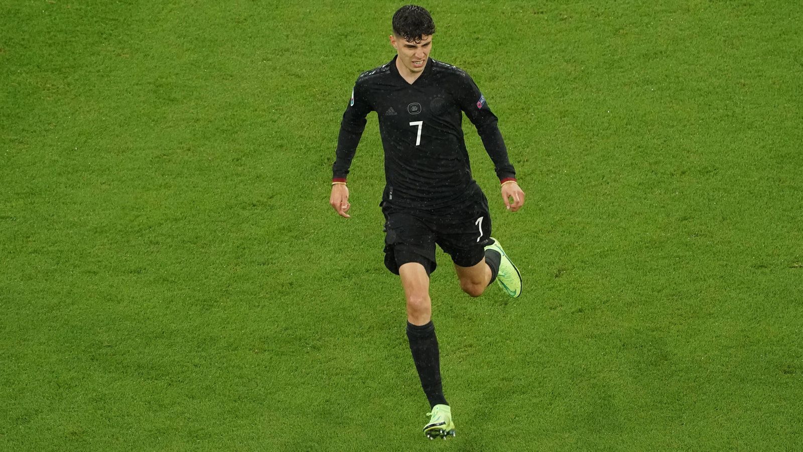 
                <strong>Angriff rechts: Kai Havertz</strong><br>
                Der schnelle Offensivspieler vom FC Chelsea spielt bislang eine gute EM und sorgt für Torgefahr. Er behält seinen Platz in der Startelf auf dem rechten Flügel.
              