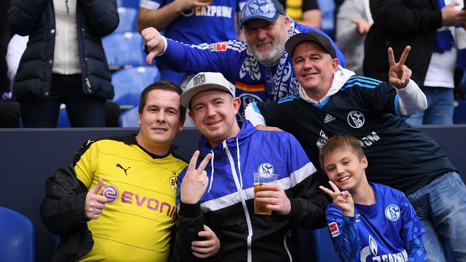 
                <strong>Bundesliga: Impressionen vom Revierderby 2019/20</strong><br>
                So geht Revierderby auch! Neben den gegenseitigen Provokationen der Ultras beider Fanlager, gab es natürlich auch freundschaftliche Gesten unter den Anhängern der beiden Revier-Großklubs. 
              