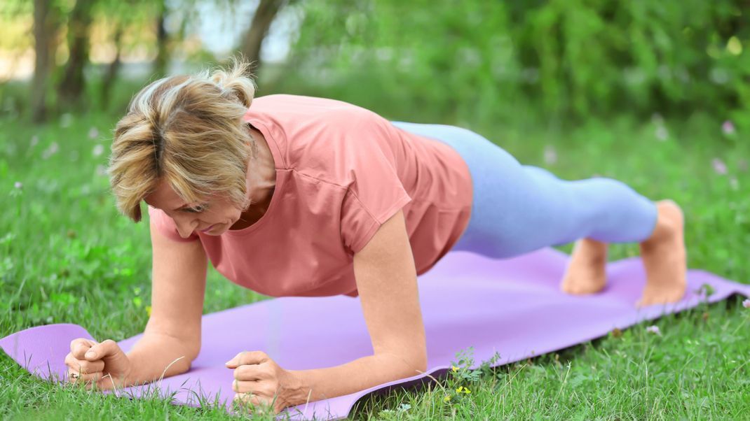 Anstrengend, aber effektiv: Planks sind eine tolle Übung für HIIT-Trainings, bei der fast alle Muskeln des Körpers beansprucht werden.