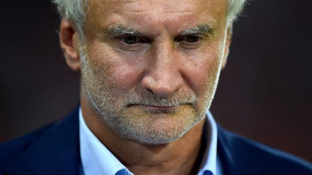 
                <strong>Wüterich der Hinrunde: Rudi Völler</strong><br>
                Wüterich der Hinrunde: Rudi Völler. In der Hinrunde war Völler, dem gerne mal die Gäule durchgehen, mehr in den Schlagzeilen, als ihm lieb war. Vor allem während der 1:2-Niederlage der Werkself beim VfL Wolfsburg war Poltergeist Völler voll in seinem Element. Nach dem 0:1, das Schiedsrichter Manuel Gräfe anerkannt hatte, obwohl sein Assistent zu Recht eine Abseitsstellung angezeigt hatte, stürmte Völler wutentbrannt von der Tribüne an den Spielfeldrand. In der Halbzeitpause stellte Völler den Referee nochmals zur Rede - "in geregelten Bahnen", wie der 55-Jährige versicherte. 
              