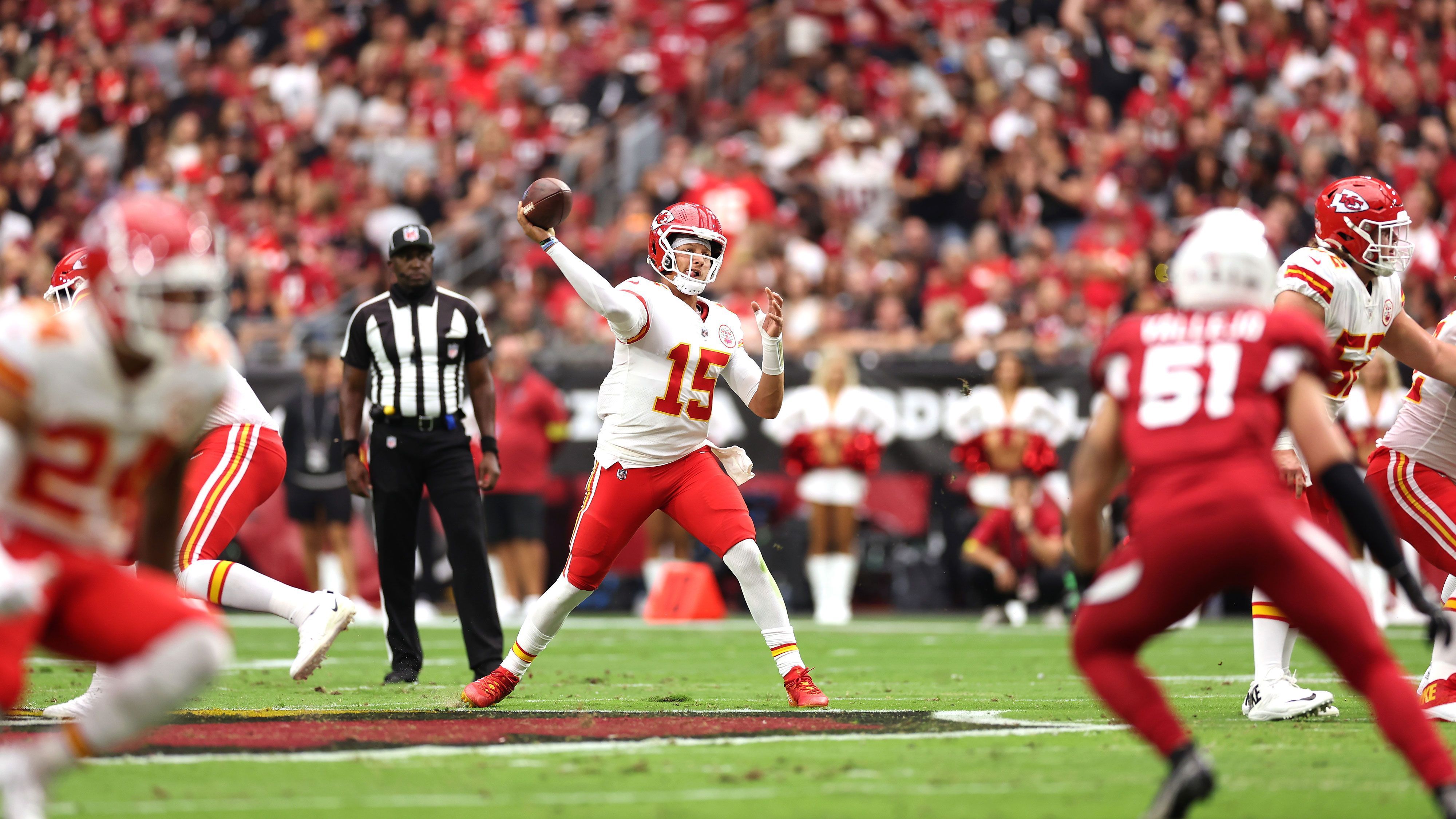 
                <strong>Patrick Mahomes: Es geht auch ohne Tyreek Hill</strong><br>
                In der Offseason 2022 gaben die Chiefs ihren Top-Receiver Tyreek Hill, der hervorragend mit Mahomes harmonierte, an Miami ab. Aber auch ohne den Speedster lieferte Mahomes in Woche eins ab und warf beim 44:21 über die Arizona Cardinals für 360 Yards sowie fünf Touchdowns. Mit seinem unglaublichen Wurfarm, seiner Präzision, seiner Antizipation und seiner Nervenstärke gehört er zweifelsfrei zu den besten Spielmachern der NFL und hat zudem mit Andy Reid einen der besten Play-Caller an der Seitenlinie.
              