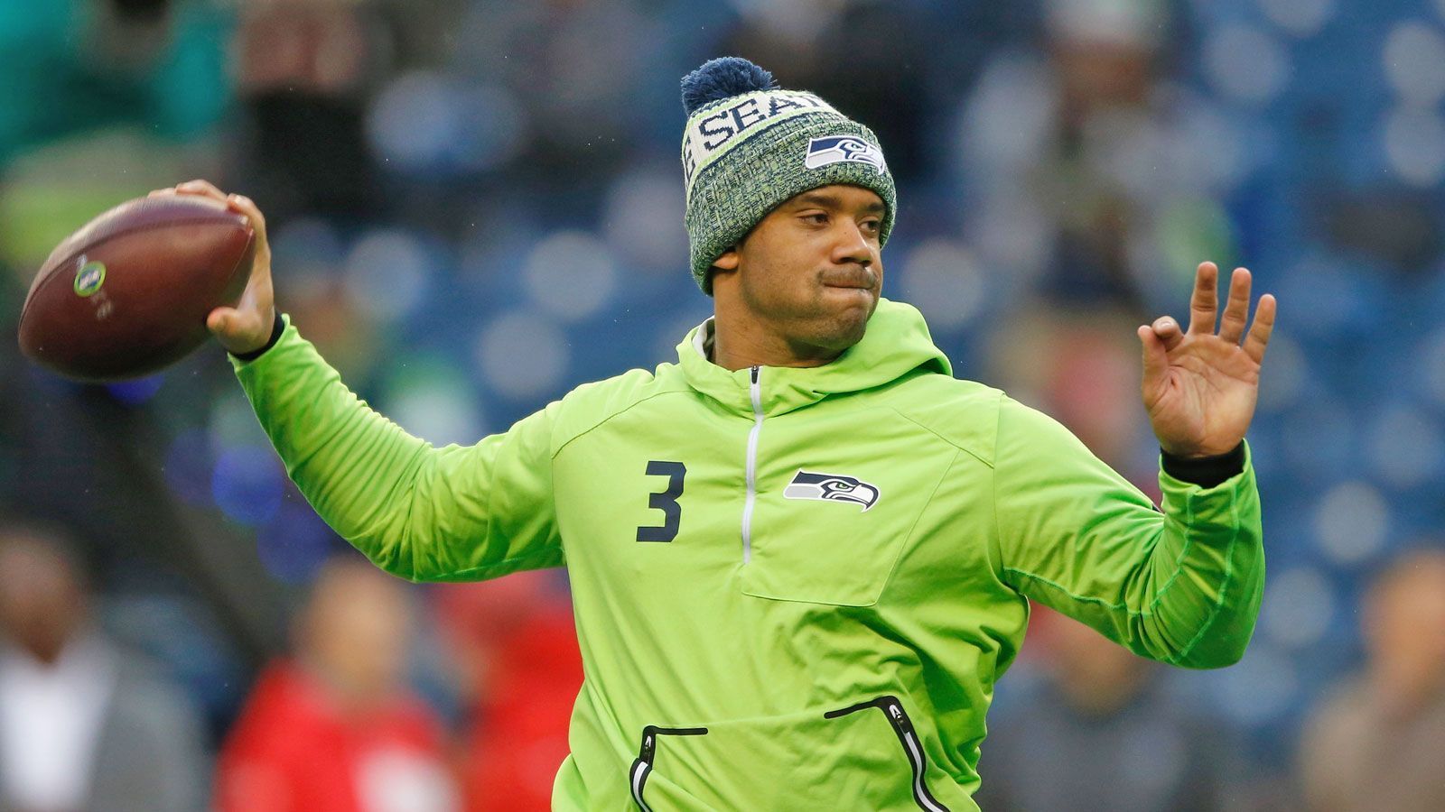 
                <strong>Neuer Vierjahresvertrag ab 2020</strong><br>
                Russell Wilson bekommt ab der Saison 2020 einen neuen Vertrag über vier Jahre. Insgesamt bringt der Kontrakt dem Quarterback in dieser Zeitspanne laut den beiden NFL-Insidern Ian Rapoport und Adam Schefter 140 Millionen US-Dollar ein. Lediglich Falcons Quarterback Matt Ryan hat mit 150 Millionen Dollar einen größeren Vertrag – allerdings läuft dieser über fünf Jahre. Rekord-Verdiener in der NFL ist Wilson trotzdem ...
              