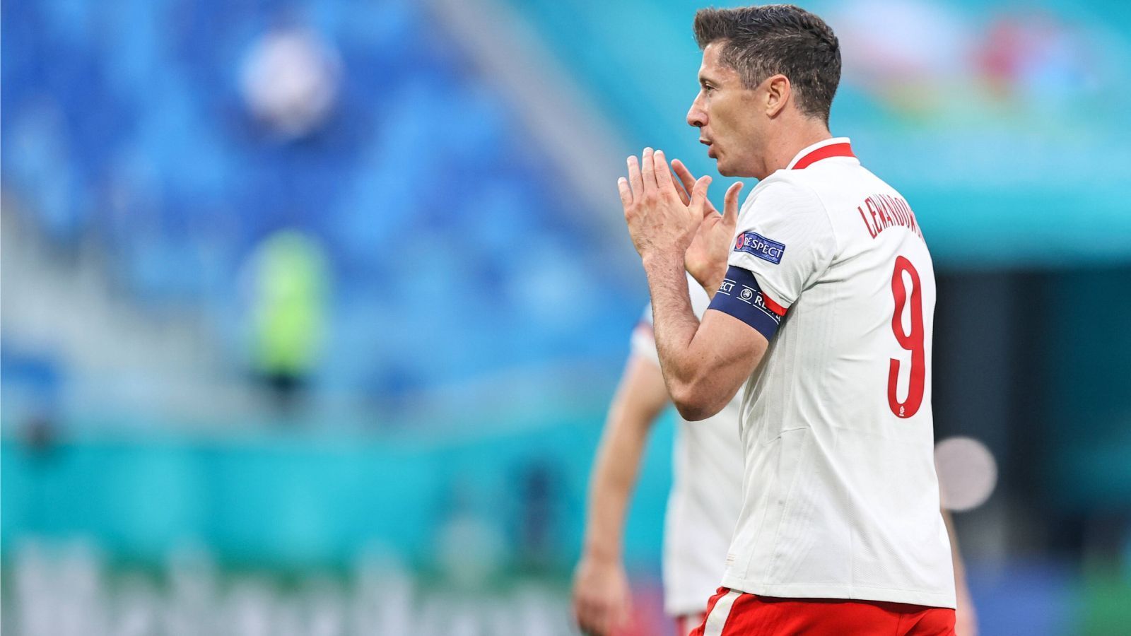 
                <strong>Verlierer: Robert Lewandowski</strong><br>
                Der Weltfußballer als Verlierer? Das kommt selten vor, war jedoch am Montag der Fall. Mit Polen verlor Robert Lewandowski nicht nur das eigene Auftaktspiel gegen die Slowakei mit 1:2, Lewandowski war zudem auch völlig wirkungslos. Mehr als ein paar harmlose Fernschüsse brachte der Bayern-Stürmer nicht zustande. Spätestens nach dem Platzverweis gegen Grzegorz Krychowiak waren die Polen wie auch Lewandowski aus dem Spiel. Nicht der EM-Auftakt, den sich das Team von Paulo Sousa vorgestellt hat.
              