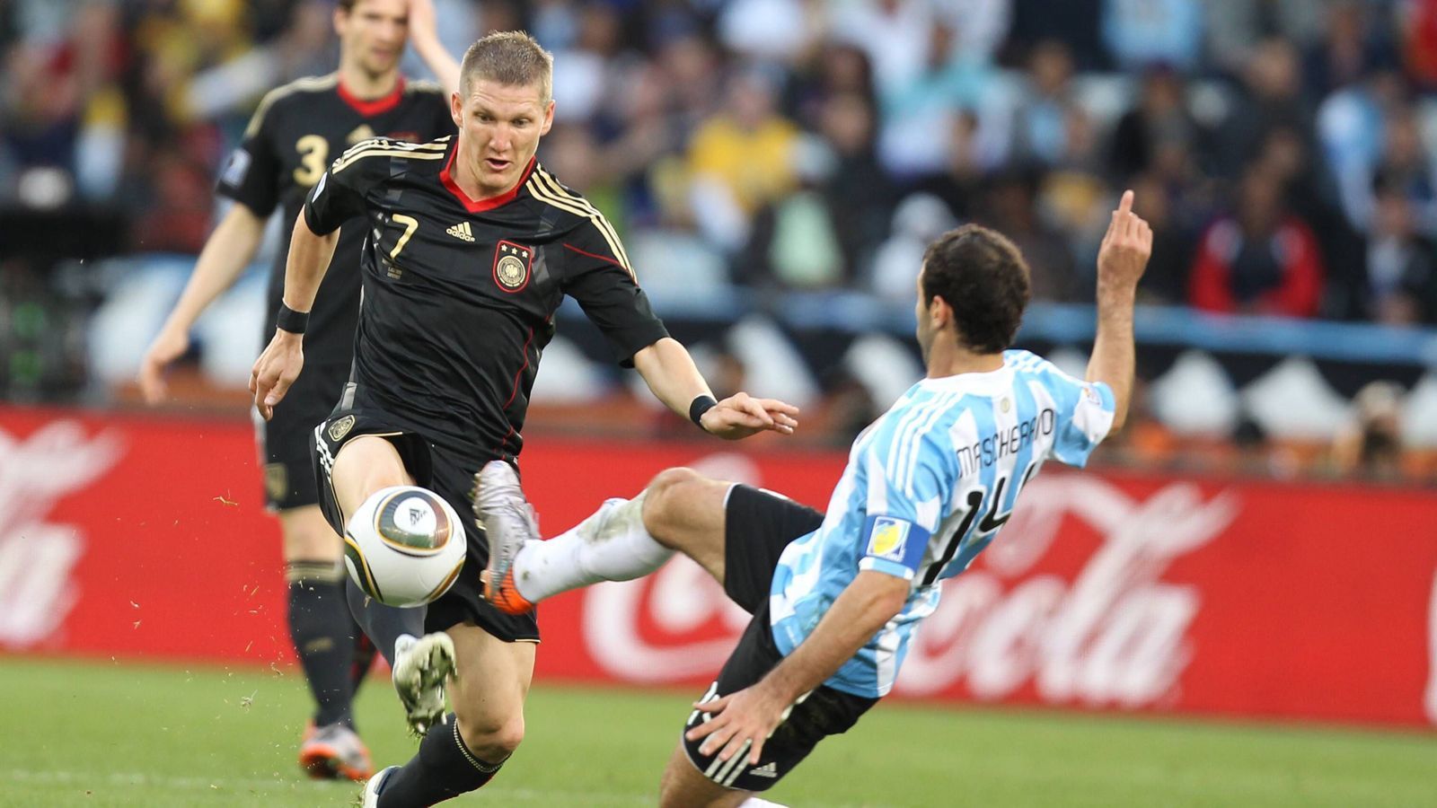 
                <strong>WM 2010 gegen Argentinien</strong><br>
                Die Lücke, die Michael Ballack hinterlässt, schließt Schweinsteiger 2010 hervorragend. In der deutschen Mannschaft entwickelt er sich zum Lenker und Denker. Beim 4:0 im Viertelfinale gegen Argentinien ist er der überragende Mann.
              