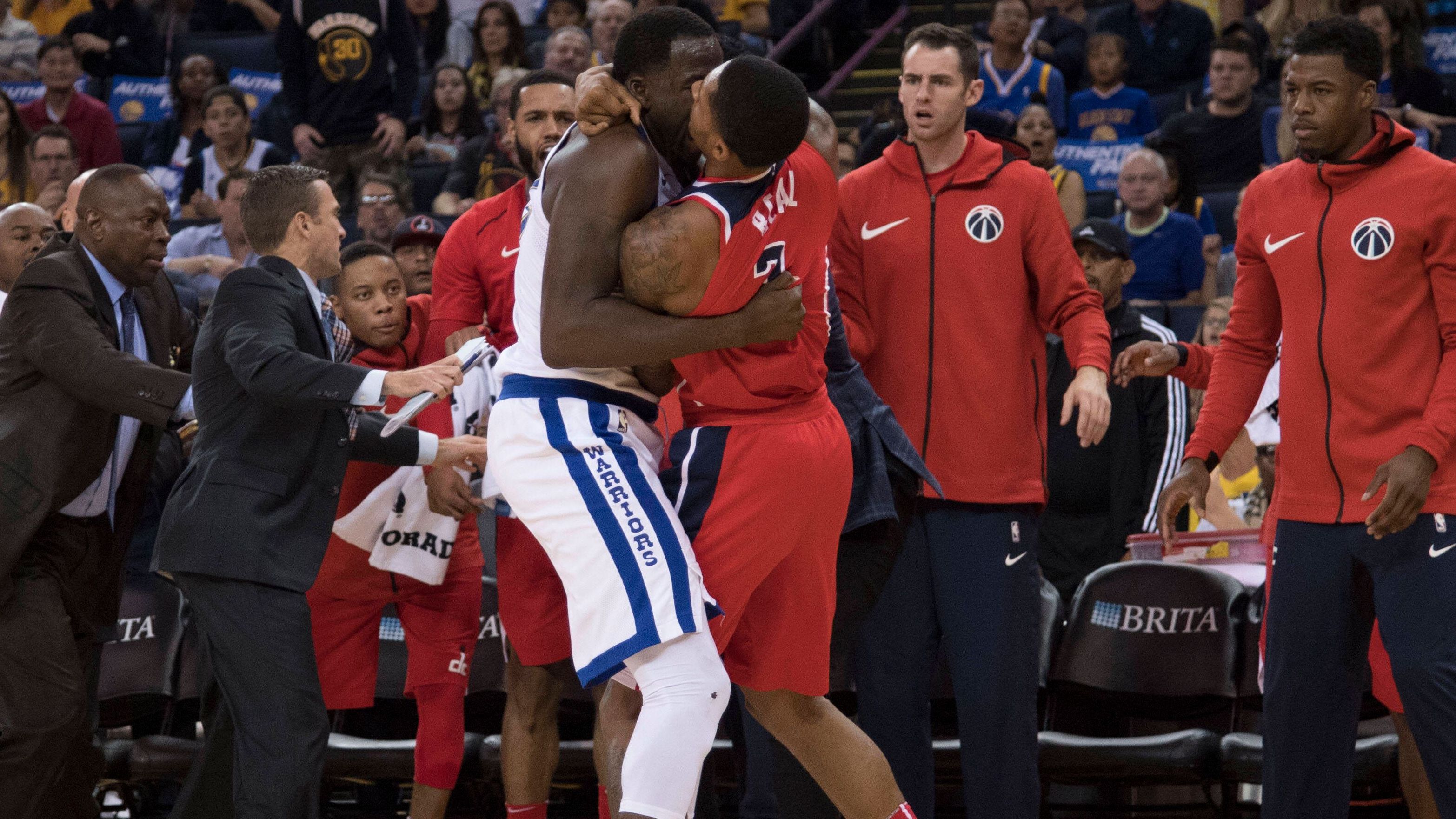 <strong>2017: Draymond Green vs. Bradley Beal</strong><br>Nachdem Bradley Beal von den Washington Wizards die Sicherungen durchbrannten und er auf Green einschlug, packte ihn dieser und es kam zu einer Umarmung mit wenig Liebe. Beide wurden ejected, Green beschwerte sich danach, dass dies nur "aufgrund seines Rufs" so entschieden wurde. Der heute 33-Jährige musste damals 25.000 US-Dollar an Strafe zahlen.