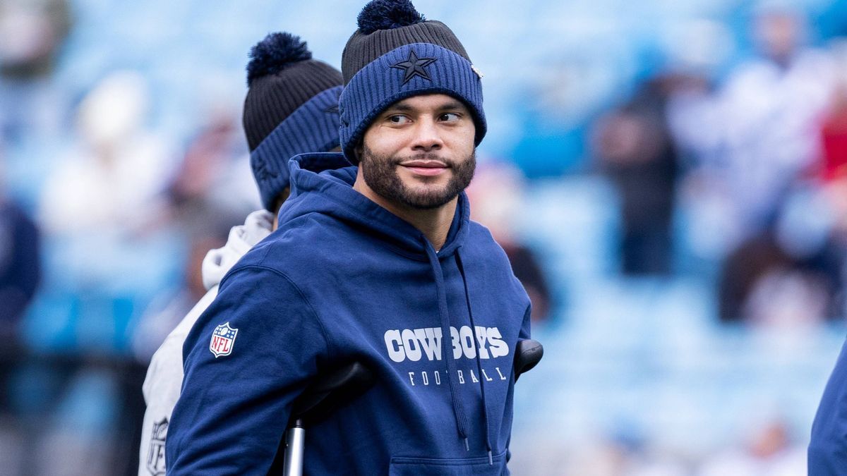 NFL, American Football Herren, USA 2024: Cowboys at Panthers Dec 15 December 15, 2024: Dallas Cowboys quarterback Dak Prescott (4) before the NFL matchup in Charlotte, NC. (Scott Kinser CSM) (Credi...