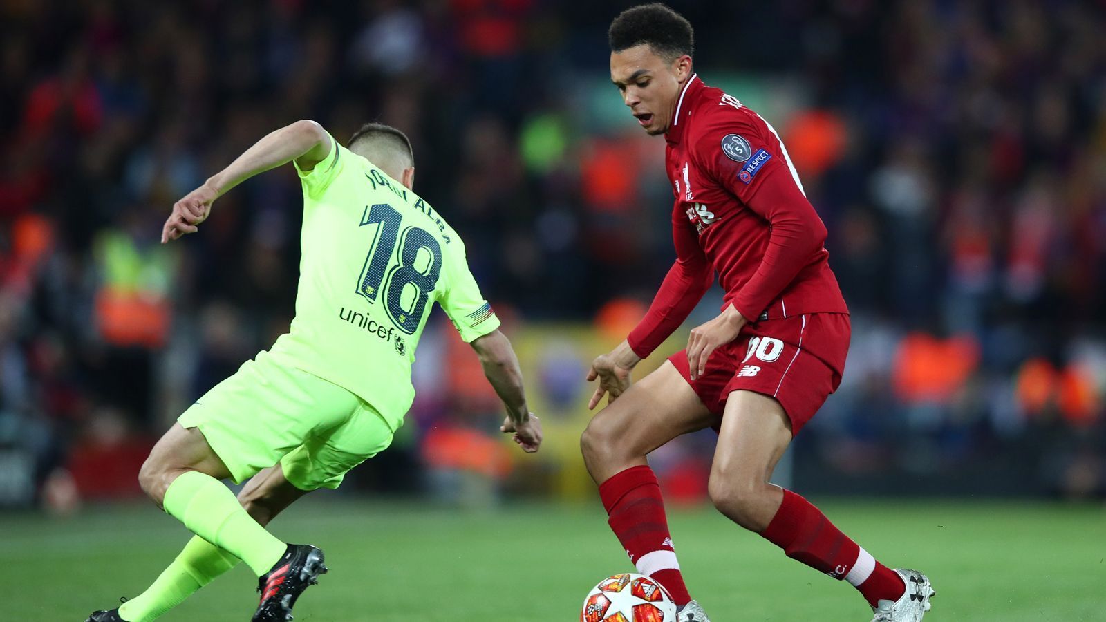 
                <strong>Trent Alexander-Arnold</strong><br>
                Starke Vorstellung auf der rechten Seite, stößt immer wieder mit nach vorne! Erobert vor dem 2:0 stark den Ball gegen Alba und bedient dann Wijnaldum im Zentrum. Nutzt den Tiefschlaf der Barca-Hintermannschaft in der 78. Minute clever und bedient Origi, der zum 4:0 trifft. ran-Note:  1
              