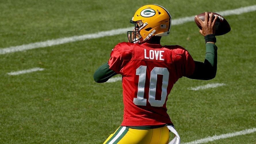 
                <strong>Verlierer: Jordan Love (Green Bay Packers)</strong><br>
                "Kontrovers diskutiert" ist noch eine Untertreibung für das, was in der US-Medienlandschaft los war, als die Green Bay Packers Jordan Love an Stelle 26 im NFL Draft 2020 zogen. Abgesänge auf Aaron Rodgers wurden gestartet, zwischenmenschliche Probleme zwischen Matt LaFleur und Rodgers wurden herbeigedichtet. Das Ende vom Lied: Aaron Rodgers wurde NFL MVP und Jordan Love hat nicht nur keinen Snap gespielt, sondern war nicht einmal aktiv. Als Rodgers in Woche sechs gegen die Tampa Bay Buccaneers wegen schlechter Leistung auf die Bank gesetzt wurde, übernahm Tim Boyle.
              