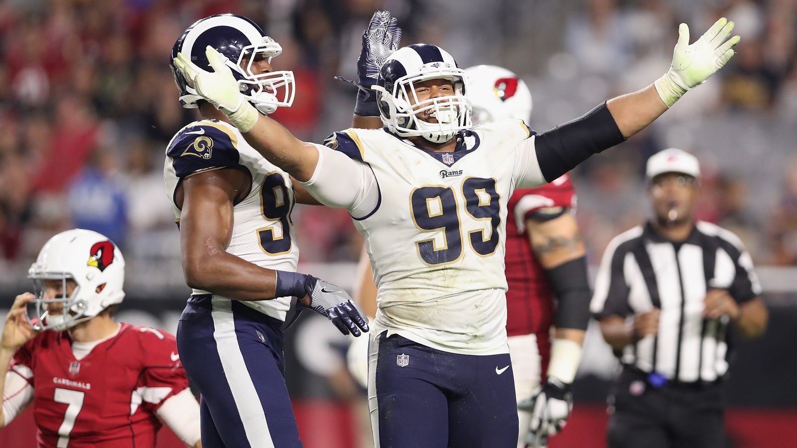 
                <strong>Aaron Donald (Los Angeles Rams)</strong><br>
                In den letzten drei Spielen ist es Aaron Donald gelungen, jeweils zwei Sacks zu erzielen. Sollte es ihm ein viertes Mal gelingen, wäre er erst der vierte Spieler seit 1982, der zwei Sacks in vier aufeinanderfolgen Spielen verbuchen kann. Außerdem wäre es das sechste Saisonspiel mit zwei oder mehr Sacks. Das gelang bislang nur Reggie White (1987), Chris Doleman (1989) und Bruce Smith (1990).
              