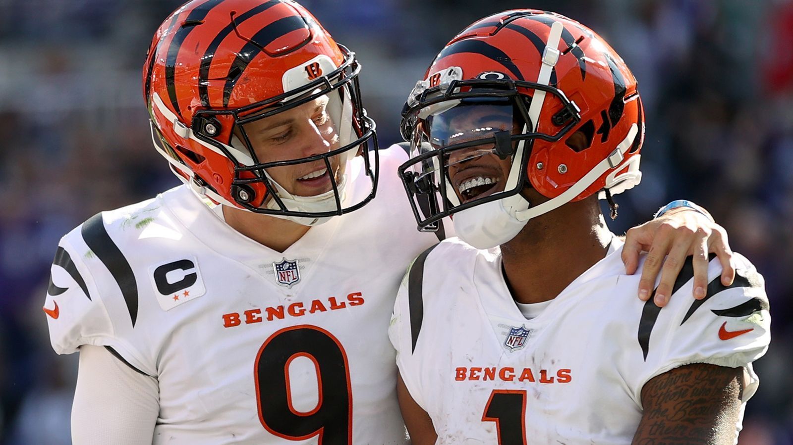 
                <strong>Gewinner: Ja’Marr Chase und Joe Burrow (Cincinnati Bengals)</strong><br>
                Das LSU-Duo lieferte ab - und wie! Bereits im College waren Chase und Burrow ein unaufhaltsames Quarterback/Wide Receiver-Duo. In Burrows letztem College-Jahr 2019 fing Chase 20 Touchdowns und Pässe über 1.780 Yards. Beim 41:17-Sieg gegen die Ravens am Sonntag zeigten die beiden erneut ihre unglaubliche Chemie. Burrow (416 Yards, 3 Touchdowns) suchte immer wieder seinen früheren College-Receiver, der am Ende auf 201 Receiving-Yards und einen Touchdown kam. Ein Rookie-Rekord unter Bengals-Receivern.
              