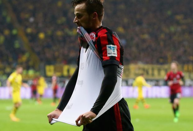 
                <strong>TOP: Seferovic erinnert an Tugce</strong><br>
                Mit 2:0 schlägt Frankfurt den BVB. Für die Szene des Abends sorgt Haris Seferovic, der nach seinem Tor an die verstorbene Studentin Tugce erinnert: "Tugce = Zivilcourage, Engel, Mut, Respekt" steht auf dem T-Shirt.
              