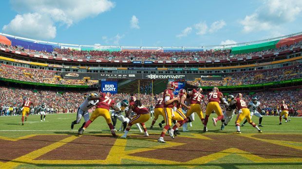 
                <strong>Washington Redskins (FedEx Field)</strong><br>
                Gesamtkosten für zwei Personen: 336,54 DollarTicket: 119,52 DollarBier: 9 DollarSoft Drink: 5 DollarHot Dog: 6 DollarParken: 57,50 Dollar
              