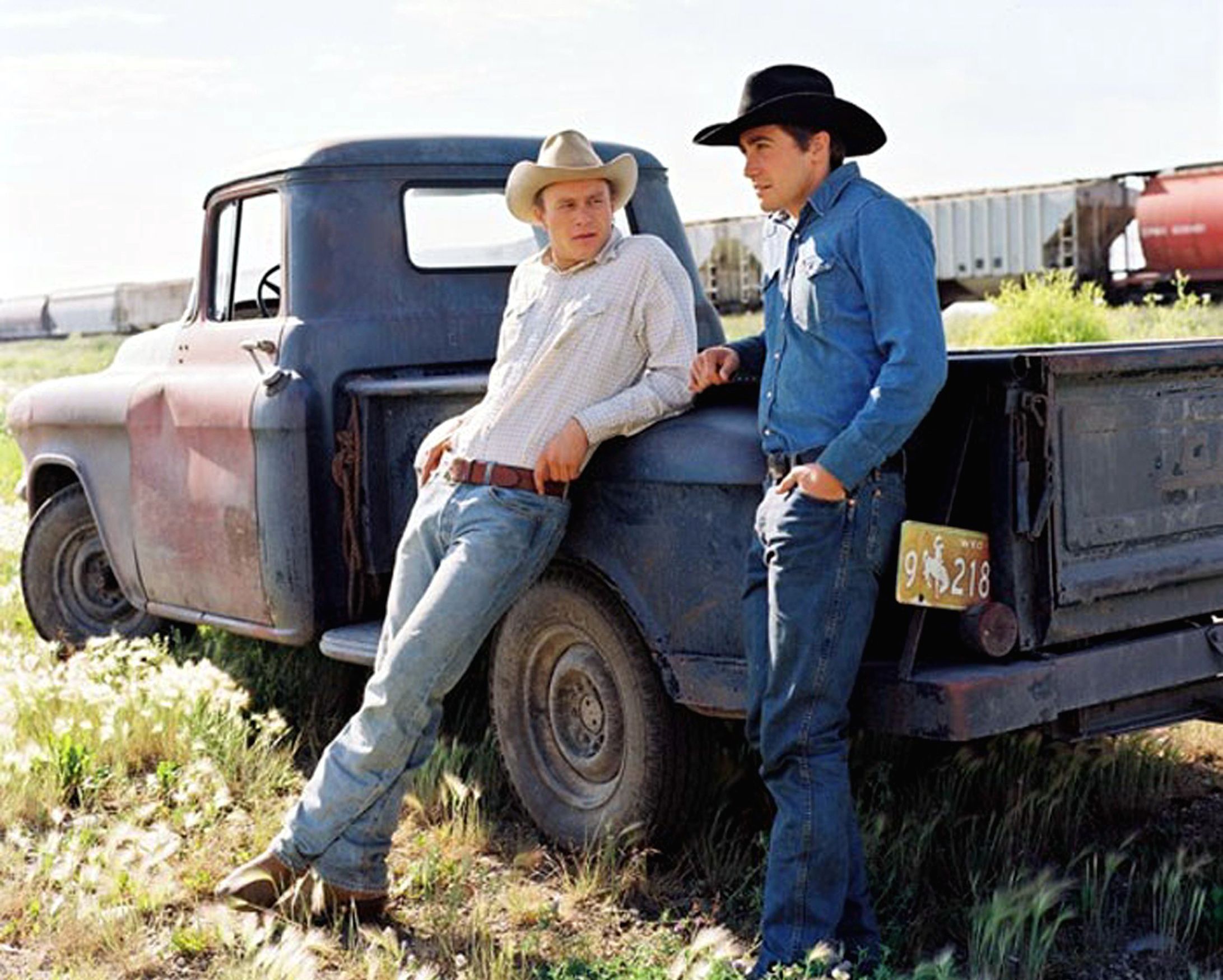 "Brokeback Mountain (2005)": Jack Twist (Jake Gyllenhaal, r.)&nbsp;und Ennis del Mal (Heath Ledger, l.)&nbsp;lernen sich bei der Arbeit auf einer Großfarm kennen. Zunächst sind die beiden nur befreundet, doch dann kommen sie sich körperlich näher. Beide verleugnen ihre Liebe zueinander und gehen vorerst getrennte Wege. Ennis verlobt sich mit einer Frau, dennoch trifft er Jack heimlich weiter. Das Schicksal nimmt seinen Lauf.