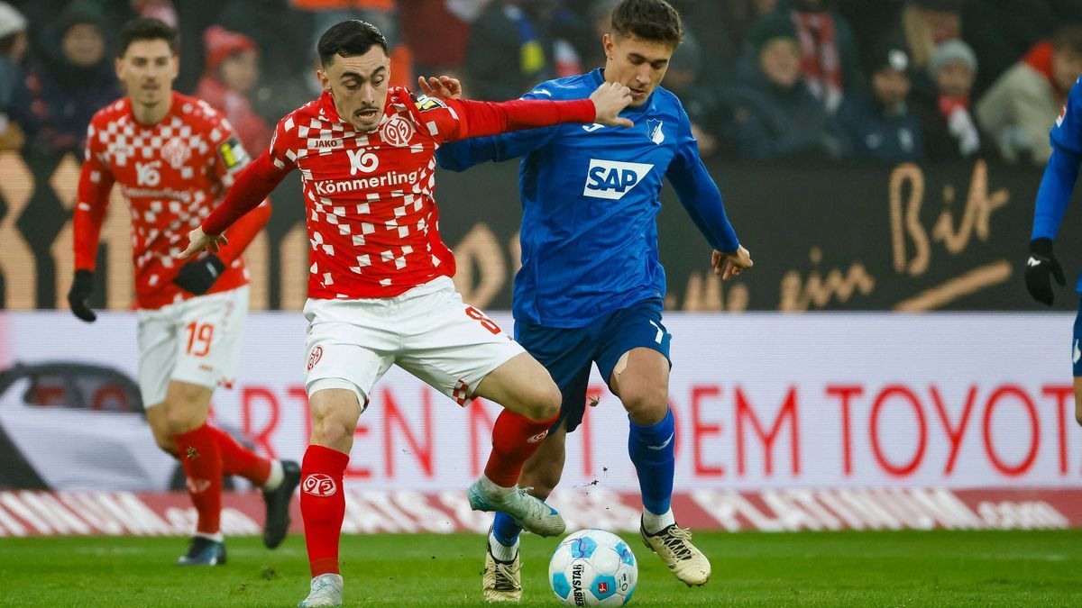 Paul Nebel (1.FSV Mainz, 08) und Tom Bischof (TSG Hoffenheim, 07) im Zweikampf , Fussball, 1. Bundesliga, 12.Spieltag, 2024 2025, 1.FSV Mainz vs. TSG Hoffenheim, 01.12.2024, Mewa Arena, Mainz, Deut...