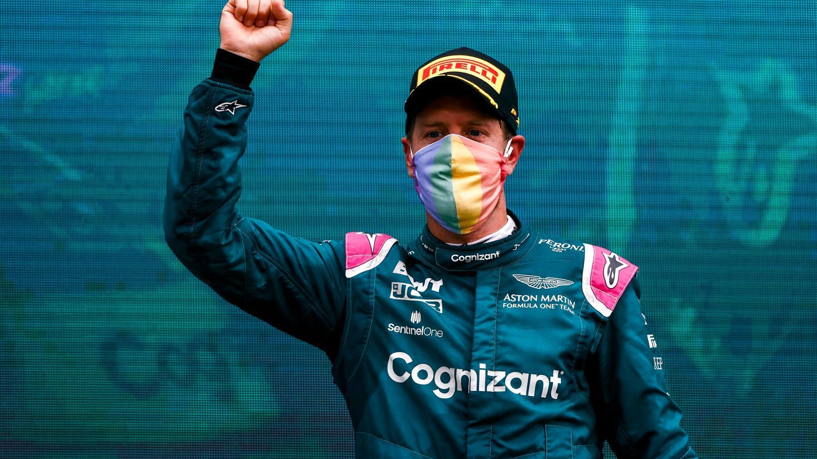 
                <strong>Ganz gute Aussichten</strong><br>
                "Es war ein großartiges Gefühl, für etwas Bedeutsames zu kämpfen. Ich habe die Jagd genossen, auch wenn der Höhepunkt dann gefehlt hat", sagte Vettel. Richtig bitter wurde es ein paar Stunden später, denn noch am Abend wurde Vettel disqualifiziert, der zweite Platz war also wieder weg, weil zu wenig Benzim im Tank war. Unter dem Strich stehen bei Vettel nach elf von 23 Saisonrennen somit 30 Punkte und Gesamtplatz 12. Zur Sommerpause steht fest: Es war eine wilde Achterbahnfahrt für Vettel, doch die Aussichten sind nicht schlecht, dass es nach der Pause konstant auf einem vernünftigen Niveau bleibt.
              