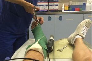 
                <strong>Marco Reus </strong><br>
                Endlich ist er ab! Nach drei Wochen wird der Gips des BVB-Stars abgenommen. Jedoch muss der 25-Jährige noch bis September pausieren. 
              