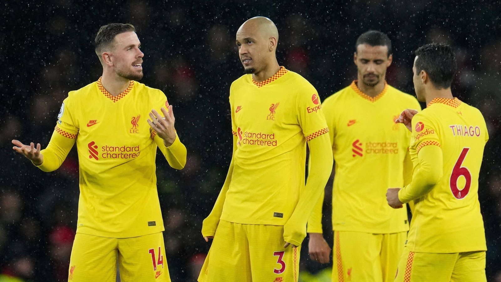 
                <strong>vs. FC Liverpools Mittelfeld</strong><br>
                Der FC Liverpool kann das extreme Gegenpressing auch spielen und könnte damit für unangenehme Momente für Real Madrid sorgen. Mit Fabinho und Thiago - wenn er fürs Finale fit ist - haben die Reds zudem Akteure im Mittelfeld, die in der Lage sind, das Spiel und die Ballkontrolle an sich zu reißen. Zusammen mit den einrückenden und offensiven Außenverteidigern sowie einem Mane, der sich als Mittelstürmer immer wieder zurückfallen lässt, kreieren die Reds stellenweise Übergewicht im Zentrum. In diesem Jahr bieten sie den Madrilenen ein anderes Gesicht.
              