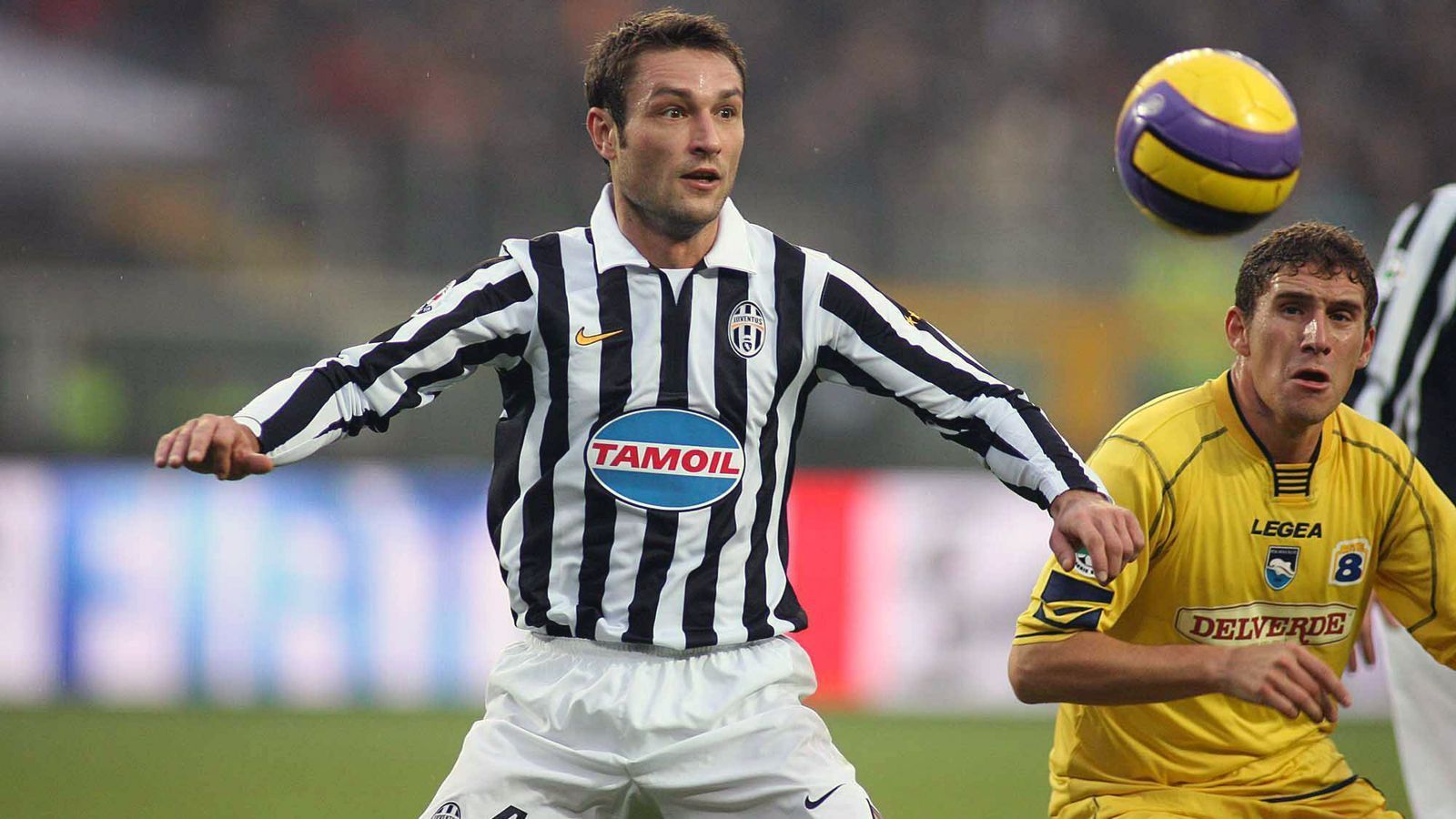 
                <strong>Robert Kovac</strong><br>
                Bereits 2005 entschied sich der damalige Bayern-Verteidiger Robert Kovac für einen Wechsel zu Juventus Turin. Nach je zwei Meistertiteln und DFB-Pokalsiegen mit den Münchnern wollte der Deutsch-Kroate auch in Italien für Furore sorgen. So wirklich gelang das dem Defensivmann aber nicht, was allerdings weniger mit ihm persönlich zu tun hatte. Nach dem aufgedeckten Manipulationsskandal musste die "Alte Dame" im Sommer 2006 zwangsabsteigen, somit kickte Kovac in seinem zweiten Juve-Jahr plötzlich nur noch in der Serie B. Dort stiegen die Turiner zwar direkt wieder auf, doch 2007 verließ Kovac den Klub dann auch schon wieder, wechselte zu Borussia Dortmund. Für Juve bestritt Kovac in zwei Jahren 43 Pflichtspiele (ein Tor). 
              