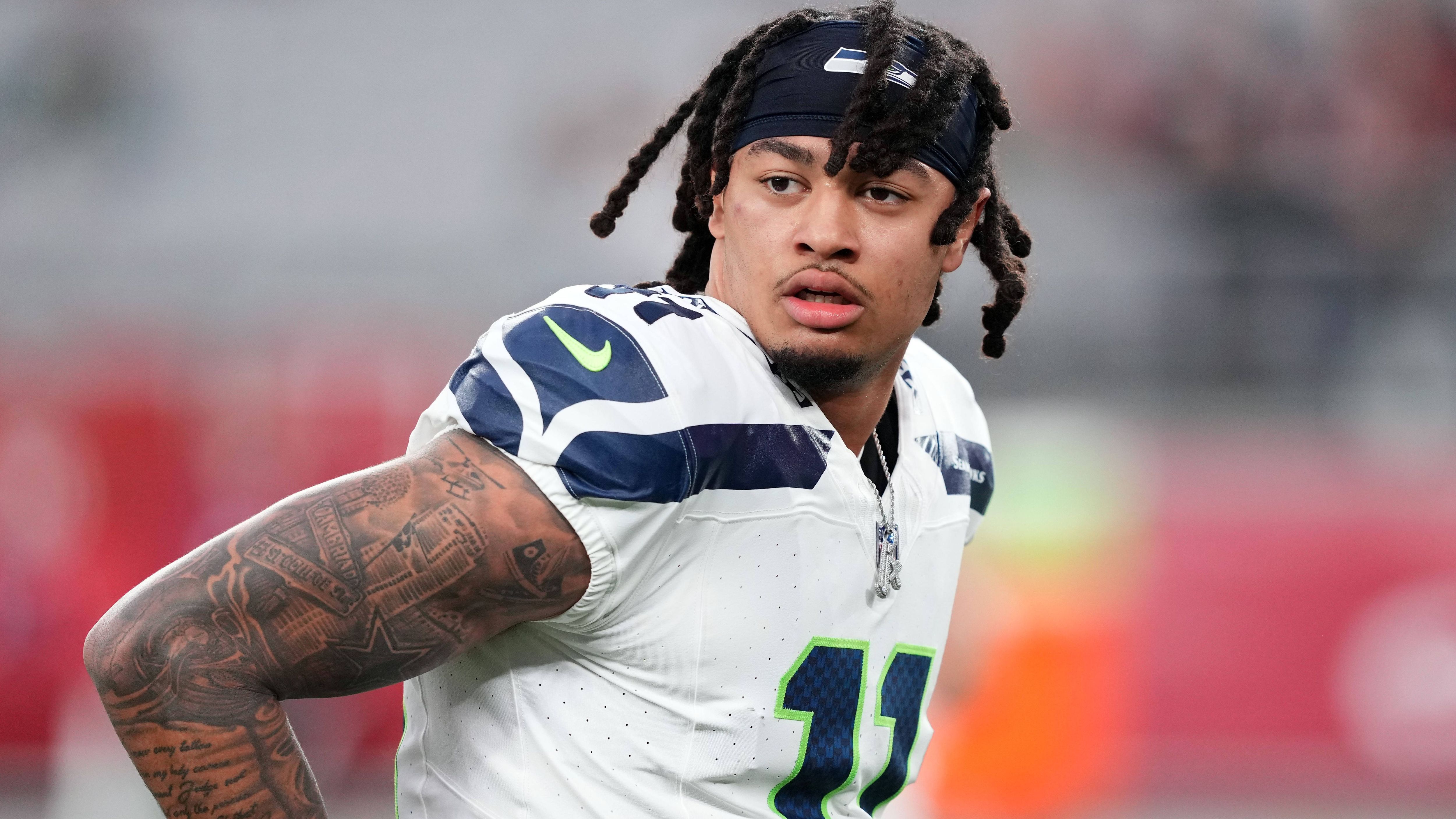 <strong>Seattle Seahawks: Jaxon Smith-Njigba (Wide Receiver)</strong><br>Bereits in seiner Rookiesaison erbrachte Jaxon Smith-Njigba den Beweis, eine hervorragende Ergänzung zu D.K. Metcalf und Tyler Lockett zu sein. 628 Yards und vier Touchdowns lassen aber noch Luft nach oben für "JSN". Mit verbesserter O-Line für Quarterback Geno Smith und neuem Playcalling könnte es da einen Sprung geben.&nbsp;