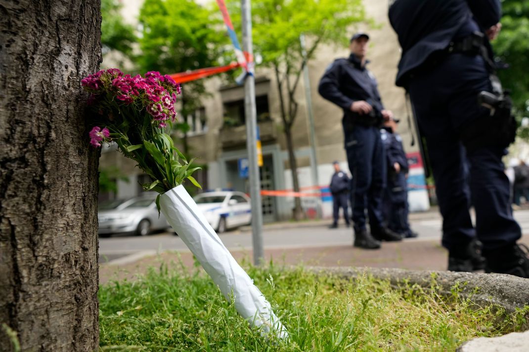 Blumen für die Opfer werden vor der Vladislav-Ribnikar-Schule niedergelegt. Ein Schüler hat in einer Belgrader Schule auf Mitschüler und Schulpersonal geschossen. © Darko Vojinovic/AP/dpa 