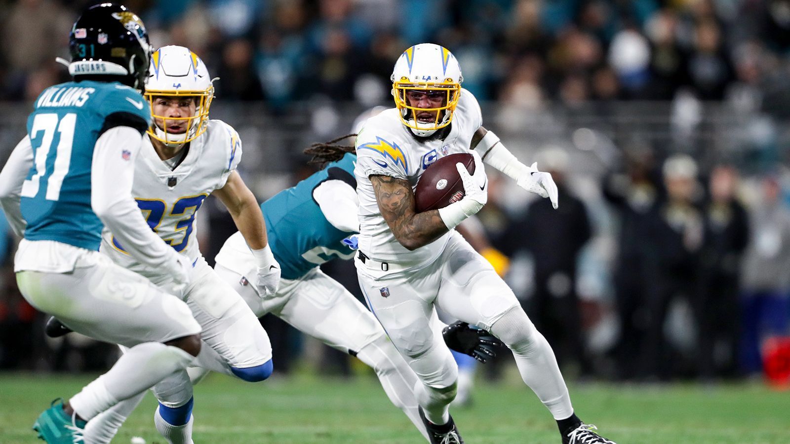 <strong>Los Angeles Chargers: Schwächen</strong><br>
                Gleichzeitig blieb die Defensive aber in den meisten anderen Bereichen hinter den Erwartungen. Besonders in der Laufverteidigung ließen die Chargers viel Raumgewinn zu (5,4 Yards pro Lauf). Wirklich adressiert wurde diese Problematik nicht. Ein deutlich schwieriger zu greifendes Thema bei den Chargers ist die Verletzungsanfälligkeit der Spieler.&nbsp;