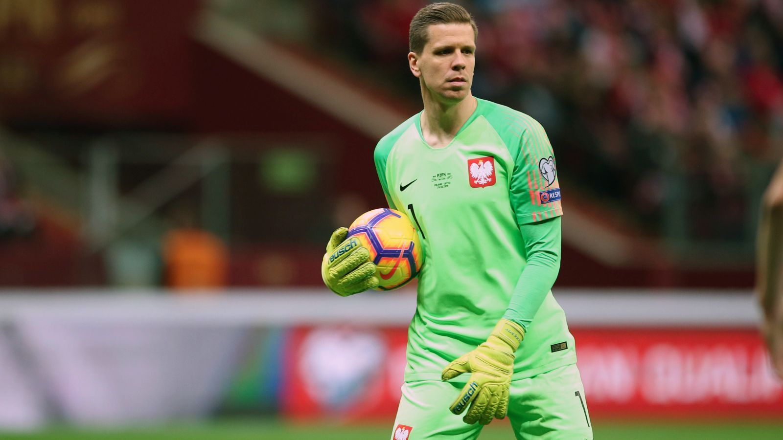 
                <strong>Wojciech Szczesny (Polen)</strong><br>
                In Italiens Serie A ist Wojciech Szczesny die klare Nummer 1 von Meister Juventus Turin - das verdeutlichte zuletzt auch noch mal die aus Paris zurückgekehrte Juve-Ikone Gianluigi Buffon. Der Oldie setzte sich klaglos hinter Szczesny auf die Bank der "Alten Dame". Doch in der polnischen Heimat hat Szczesny einen deutlich schwereren Stand, denn in der Nationalmannschaft ist der 1,96-Meter-Hüne derzeit nur die Nummer 2. Nachdem Szczesny die ersten beiden EM-Qualifikationsspiele für die Endrunde 2020 noch absolvierte und jeweils ohne Gegentreffer blieb, rutschte er anschließend auf die Bank und West Ham Uniteds Lukasz Fabianski nutzte die Gunst der Stunde.
              