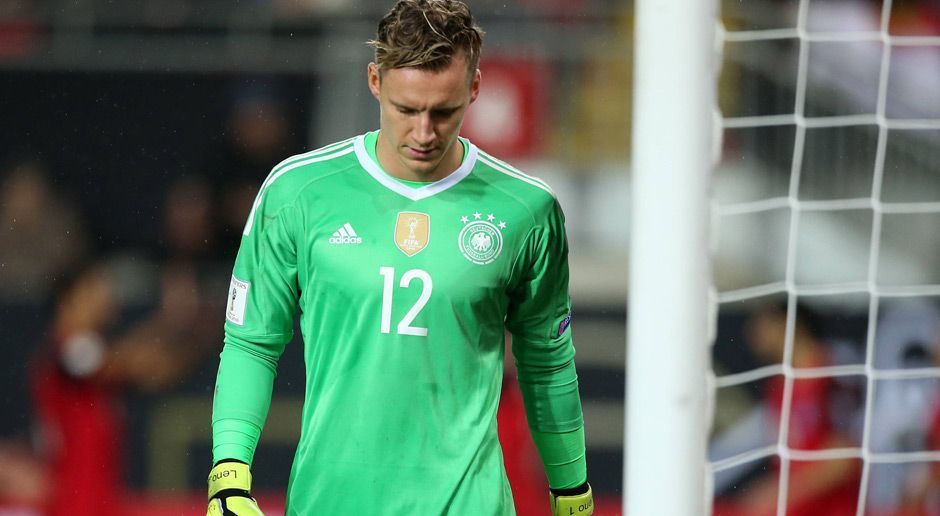 
                <strong>Bernd Leno</strong><br>
                Erhält nach der Confed-Cup-Zeit wieder Einsatzminuten. Bei jedem Rückpass auf den Schlussmann raunt der Betzenberg. Und das völlig zurecht. Er spielt beinahe einem Aserbaidschan-Profi in den Fuß (20.). Joachim Löw reagiert lautstark. Beim Gegentor unglücklich, weil der Ball zwischen Arm und Knie den Weg ins Tor findet. Note: 4
              