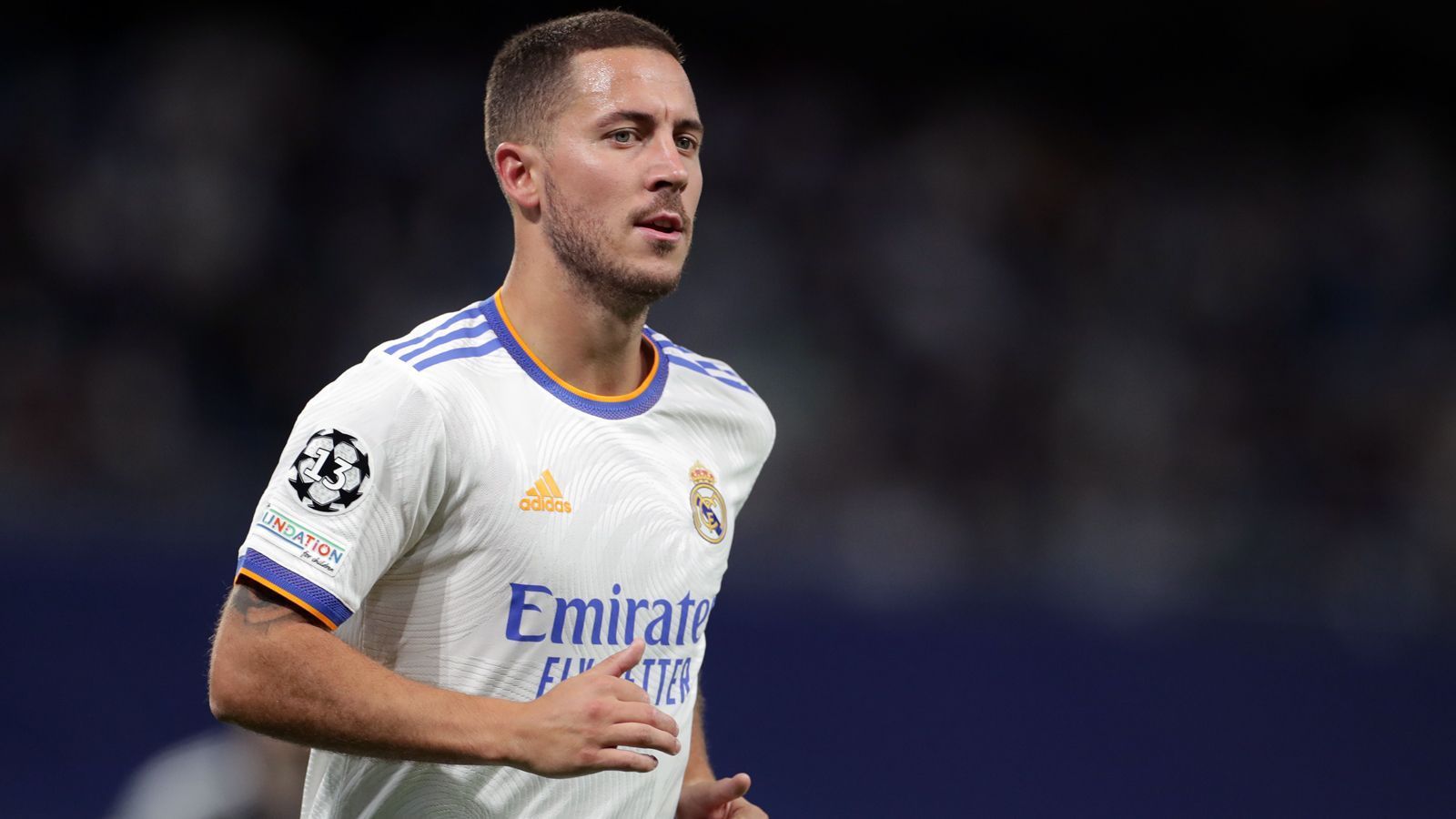 
                <strong>Eden Hazard (Real Madrid)</strong><br>
                Fast noch mehr als die Premier-League-Vorschläge von Waddle, haben es die internationalen Transfer-Empfehlungen der Newcastle-Ikone in sich. So nennt er Real-Profi Eden Hazard als Wunschspieler. Der frühere Chelsea-Star Hazard konnte sich seit seinem Wechsel nach Madrid dort nie so richtig durchsetzen. Da der Belgier noch einen sehr gut dotierten Vertrag bis 2024 bei Real hat, empfiehlt Waddle bei ihm eine mögliche Leihe. Erfahrung in der Premier League hätte der 30-jährige Hazard jedenfalls zur Genüge. Bei 245 Einsätzen in Englands Fußball-Oberhaus für Chelsea gelangen dem Offensivmann 85 Treffer und 61 Vorlagen.
              