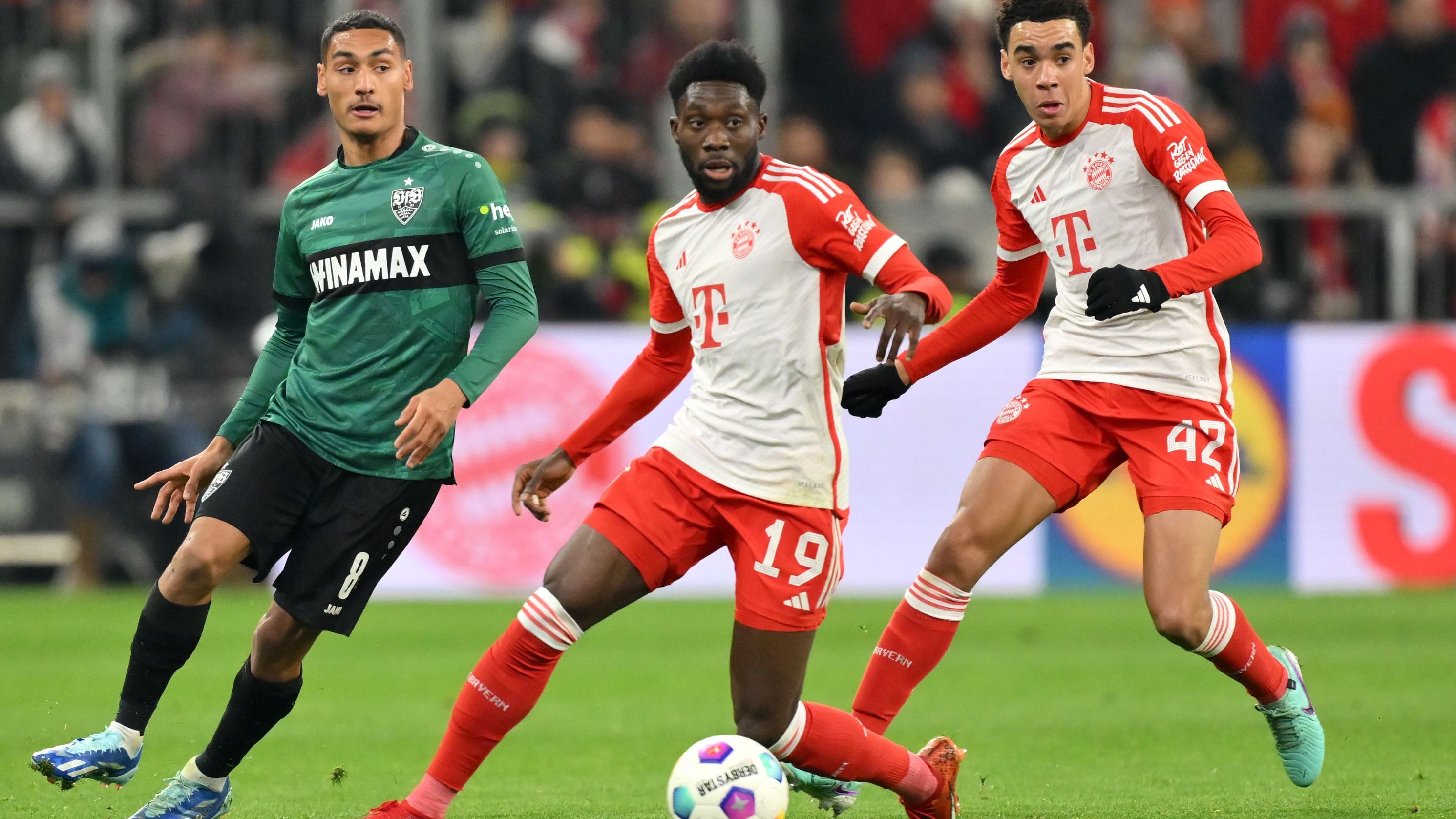 <strong>Alphonso Davies</strong><br>Wird defensiv wenig gefordert, kann sich immer wieder mit nach vorne einschalten. Ordentliches Spiel des Kanadiers. <em><strong>ran-</strong></em><strong>Note: 3</strong>