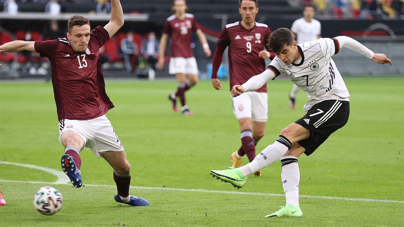 
                <strong>Kai Havertz</strong><br>
                Präsentierte sich spielfreudig und bereitete das 1:0 durch Robins Gosens mit einem schönen Dribbling vor. Immer wieder mit guten Aktionen mit dem Ball am Fuß, zeigte sich dribbelstark und spielfreudig. Trug sich mit dem 4:0 ebenfalls in die Torschützenliste ein und durfte nach 45 Minuten Feierabend machen. ran-Note: 2
              