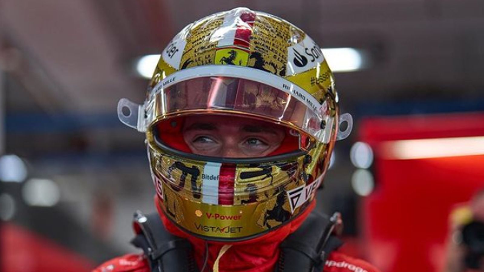 
                <strong>Charles Leclerc Sonderhelm </strong><br>
                &#x2022; Leclerc ließ sich für den Singapur GP einen vergoldeten Helm von Fred Allard anfertigen<br>
              