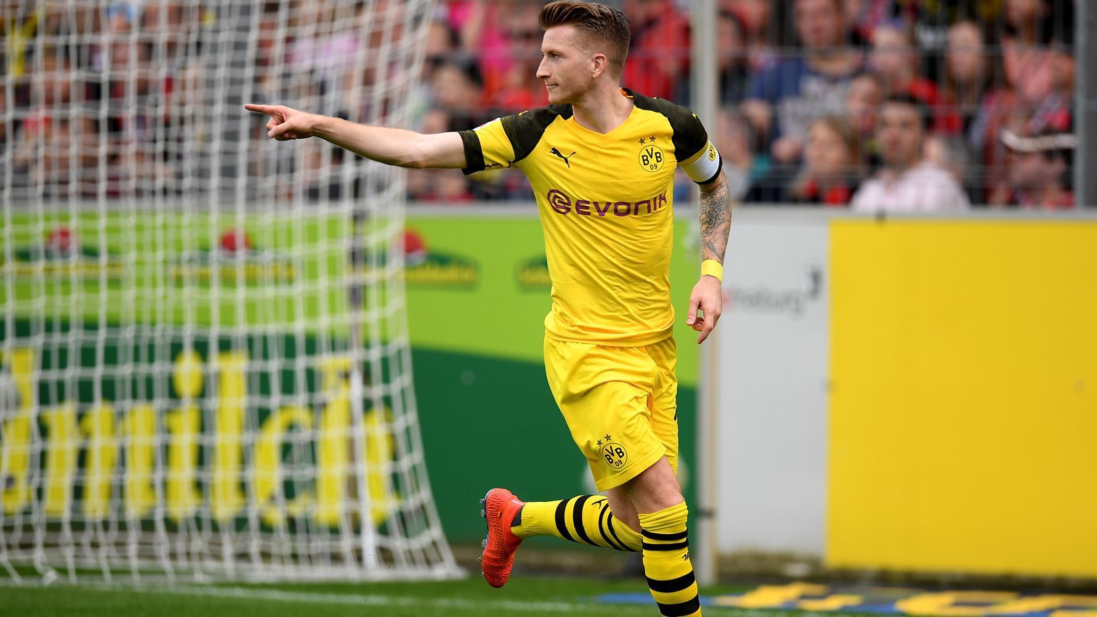 
                <strong>Marco Reus</strong><br>
                Zwei geniale Momente, ein Assist und ein Tor - Reus Leistungsnachweis in Freiburg kann sich sehen lassen. Spielt in der 12. Minute mit Götze und Guerreiro die Freiburger Hintermannschaft schwindlig und legt von der linken Grundlinie in den Strafraum zurück auf Sancho. Der Engländer muss aus kurzer Distanz nur noch zum 1:0 einschieben. Danach wie die gesamte BVB-Mannschaft zu passiv. Allerdings hat man bei ihm den Eindruck, er könnte - wenn nötig - immer noch eine Schippe drauf legen. Das macht er dann auch in der 54. Minute, als er einen Traumpass von Guerreiro in die Schnittstelle ins rechte lange Eck befördert. ran-Note: 2
              