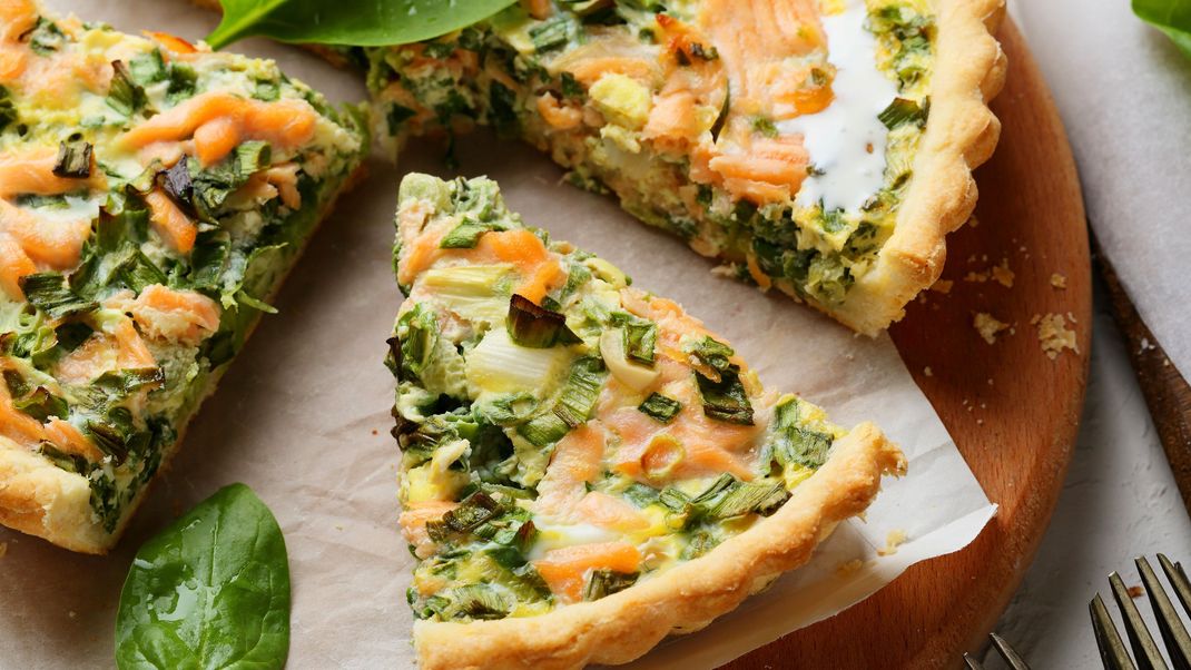 Der klassische Quiche-Mürbeteig kann sowohl deftig als auch süß belegt werden.