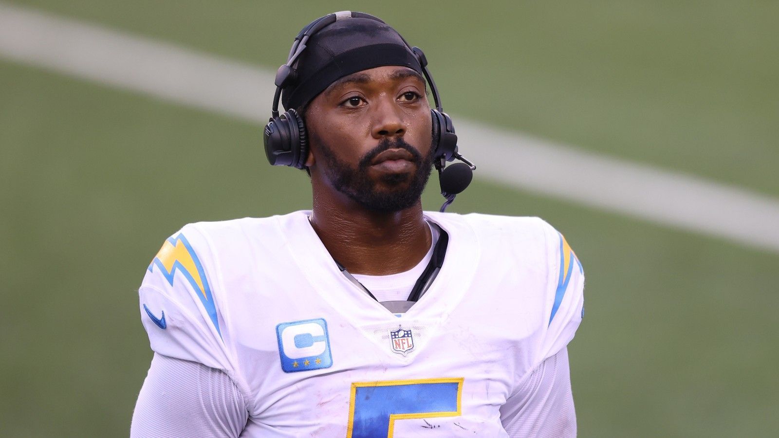 
                <strong>Tyrod Taylor (Los Angeles Chargers)</strong><br>
                Eine derartige Verletzung gab es vermutlich noch nicht allzu oft. Noch vor dem ersten Spiel der Saison fiel Tyrod Taylor als Starter der Chargers aus, weil ihm der Teamarzt aus Versehen die Lunge punktiert hatte. Der frisch gedraftete Justin Herbert sprang sofort ein und übernimmt seitdem die Rolle des Routiniers. Im Team ist Taylor anerkannt, hat das Kapitänsamt inne, dennoch läuft sein Vertrag aus. Seine Chance auf eine Starter-Rolle im kommenden Jahr dürfte gering sein, weil sich Herbert gut schlägt, Erfahrungen sammelt und die Unterstützung des Trainers hat.
              