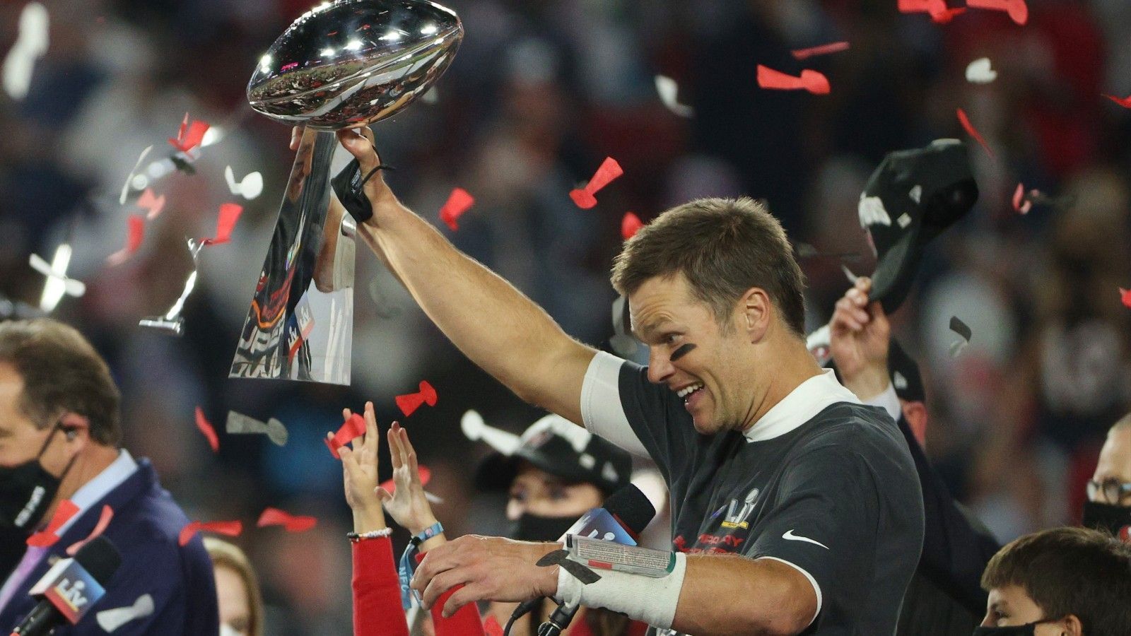 
                <strong>Brady hat mit den Bucs bereits gesprochen</strong><br>
                Mit dem Sieg im Super Bowl hat Tom Brady gleich in seinem ersten Jahr bei den Tampa Bay Buccaneers den größtmöglichen Erfolg erreicht. Doch wie geht es weiter? Der Vertrag des Quarterbacks läuft noch für die kommende Saison. Hört der Spielmacher danach auf, oder verlängert er seinen Kontrakt vorzeitig? Laut "The Athletic" hat Brady kürzlich mit der Franchise über einen neuen Vertrag diskutiert. Die Gespräche wurden dabei als "Routine" für diese Zeit des Jahres angesehen.
              