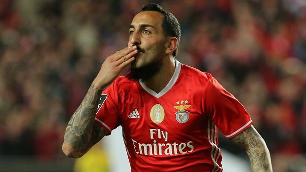 
                <strong>Portugal - Konstantinos Mitroglou (Benfica Lissabon)</strong><br>
                Portugal - Konstantinos Mitroglou (Benfica Lissabon): Vier Spieltage vor dem Saisonende haben Benfica Lissabon und der Deutsch-Grieche Mitroglou drei Punkte Vorsprung vor Porto. Es liegt nicht zuletzt am griechischen Nationalspieler, der in der Duisburger und Gladbacher Jugend ausgebildet wurde, dass der Meistertitel für Benfica zum Greifen nah ist. Immerhin schoss der 29-Jährige sein Team bereits mit aktuell 15 Saisontoren auf Titelkurs. Sollte es tatsächlich mit dem Titel klappen, wäre es für den Hauptstadt-Klub der vierte in Serie.
              