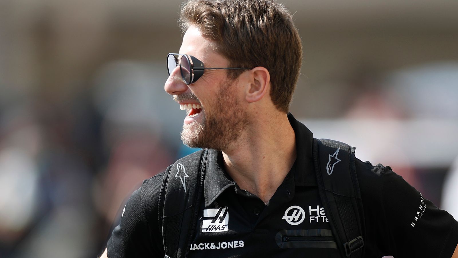 
                <strong>19. Romain Grosjean (Haas)</strong><br>
                Er machte sich während der Saison bereits Gedanken über einen Wechsel in die DTM, denn Grosjean hatte nicht unbedingt damit gerechnet, dass sein Vertrag verlängert wird. Er hatte zuvor wenig Werbung für sich gemacht, nach der Unterschrift kurioserweise genauso selten bewiesen, warum Haas weiter auf den Crash-Piloten (sieben Ausfälle) setzt. Ganz schwache Saison in einem noch schwächeren Auto.
              