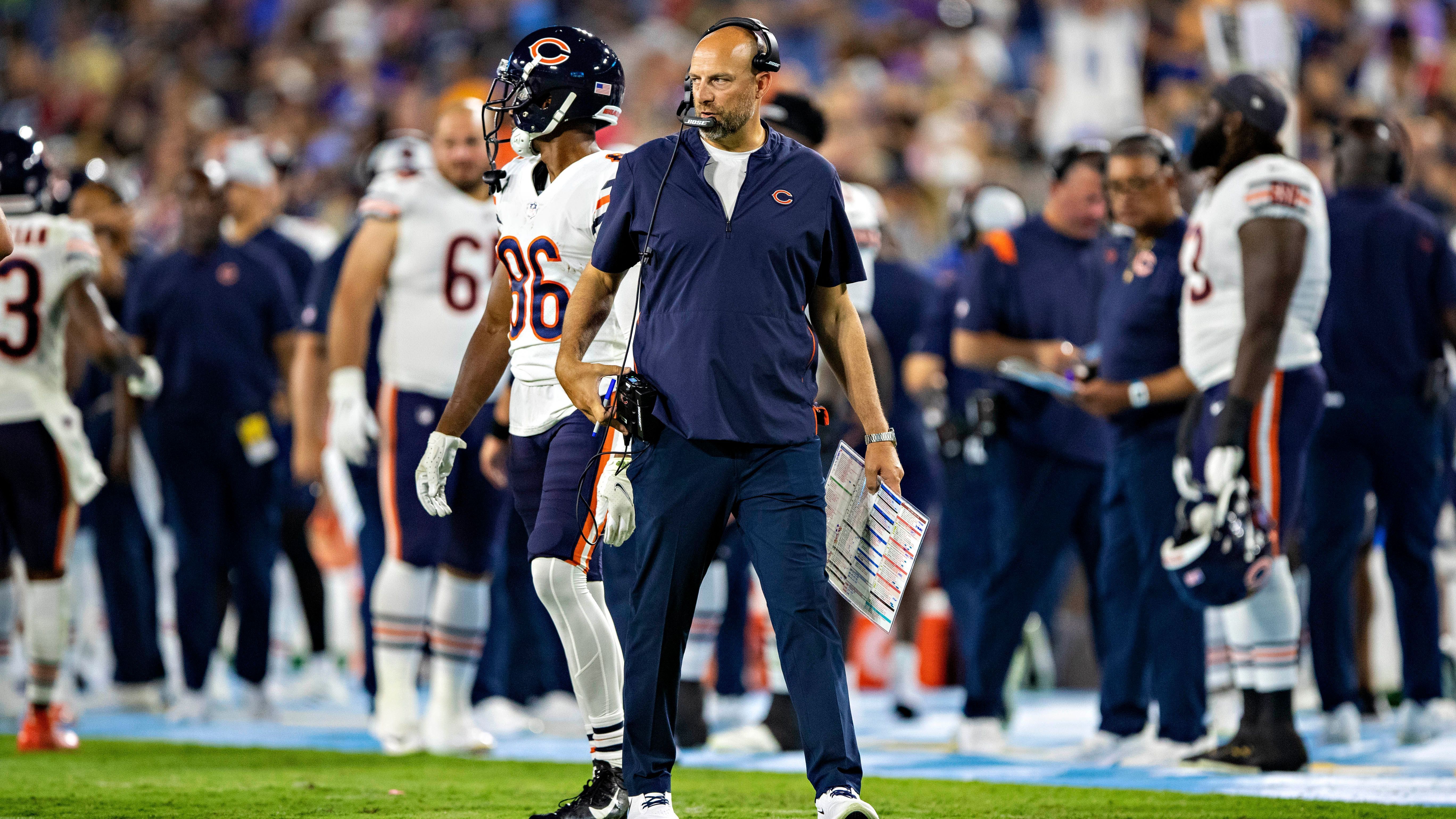 
                <strong>Chicago Bears</strong><br>
                Captains: Die Kapitäne werden wöchentlich festgelegt. Head Coach Matt Nagy begann bereits 2018 damit. Für Week 1 wurden Running Back David Montgomery, Linebacker Roquan Smith and Safety DeAndre Houston-Carson festgelegt.
              