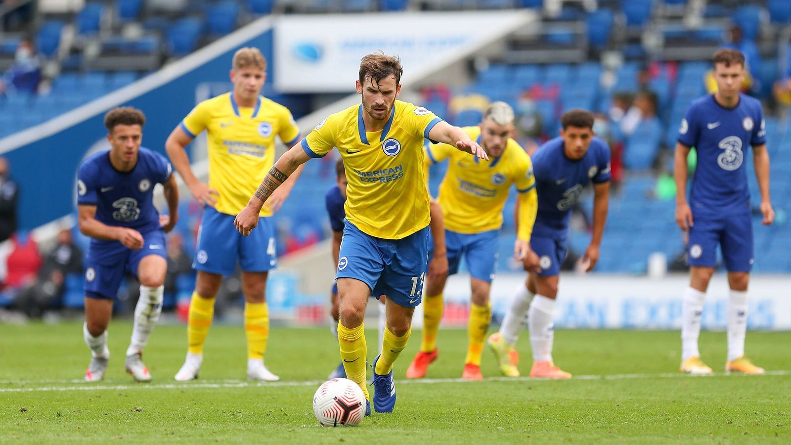 
                <strong>Pascal Groß (Brighton & Hove Albion)</strong><br>
                Der klassische Zehner geht bereits in seine vierte Premier-League-Saison. Im Sommer 2017 wechselte der 29-Jährige vom FC Ingolstadt nach Brighton und ist dort seither absolute Stammkraft. Im Winter soll es mal ein kleineres Interesse von Werder Bremen gegeben haben. Groß zieht so schnell aber nichts weg aus der höchsten englischen Spielklasse. 
              