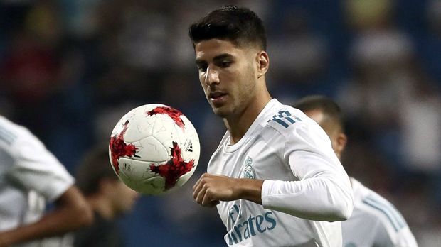 
                <strong>Marco Asensio</strong><br>
                Der junge Offensivspieler zeigt eine bärenstarke Leistung. Asensio ist überall in Barcelonas Hälfte zu finden und reißt ständig Löcher in die Abwehr der Katalanen. Das 1:0 ist ein wahrer Geniestreich. Mit Auge und starker Schusstechnik überwindet er ter Stegen spektakulär aus 30 Metern. Ronaldo und Bale werden an diesem Mittwochabend im Bernabeu jedenfalls nicht vermisst – und das will schon etwas heißen. Asensio darf eine Viertelstunde vor Schluss runter und erhält viel Applaus. ran-Note: 1
              