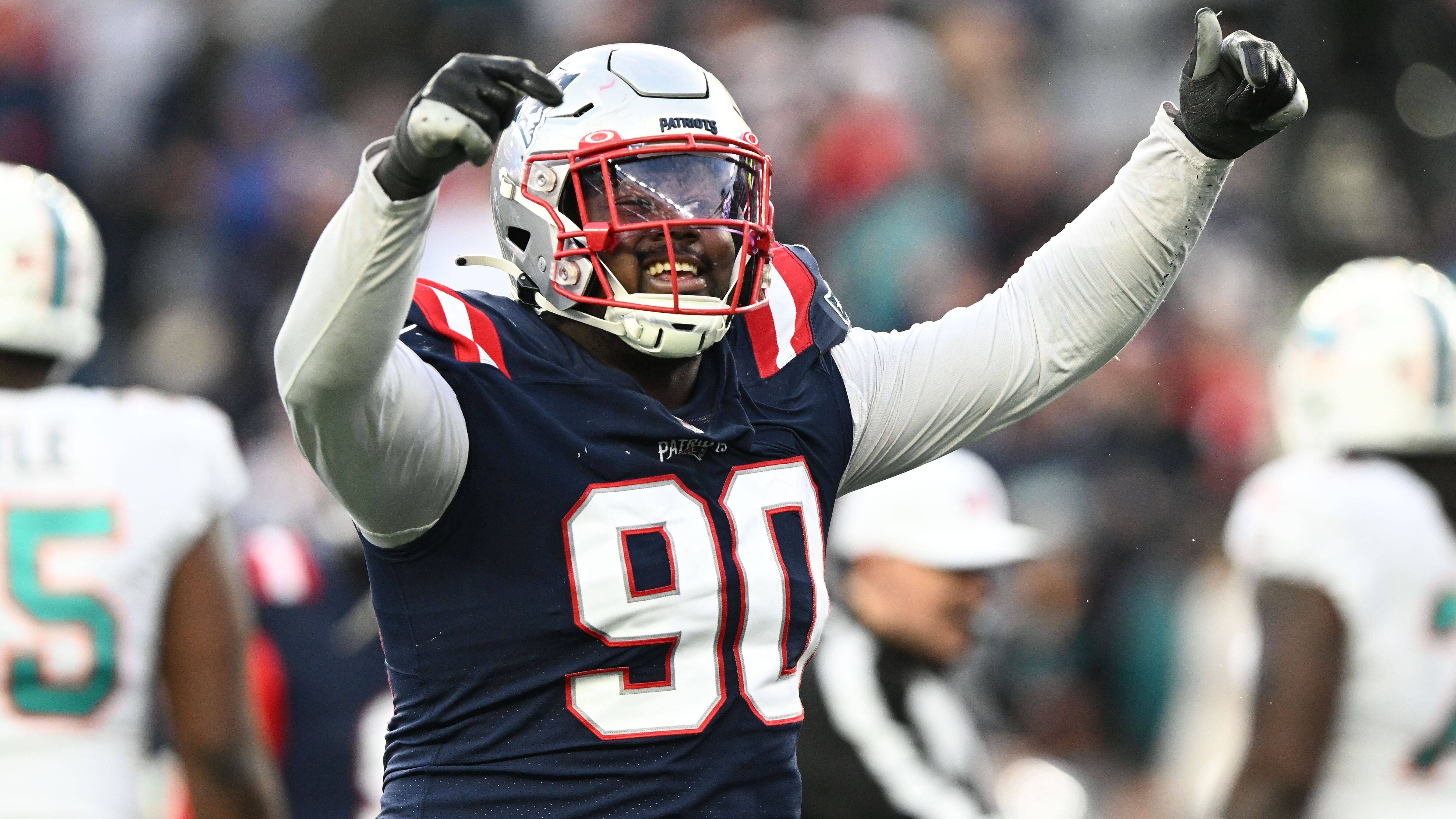 <strong>Fitness-Boni</strong><br>In der NFL sagt man "The best ability is availability" - die größte Fähigkeit ist Verfügbarkeit, frei übersetzt. Deshalb belohnen die Patriots Barmore für jedes Spiel, bei dem er im aktiven Kader ist, mit 1,275 Millionen in den ersten beiden Jahren und 1,7 Millionen in den letzten beiden Vertragsjahren.