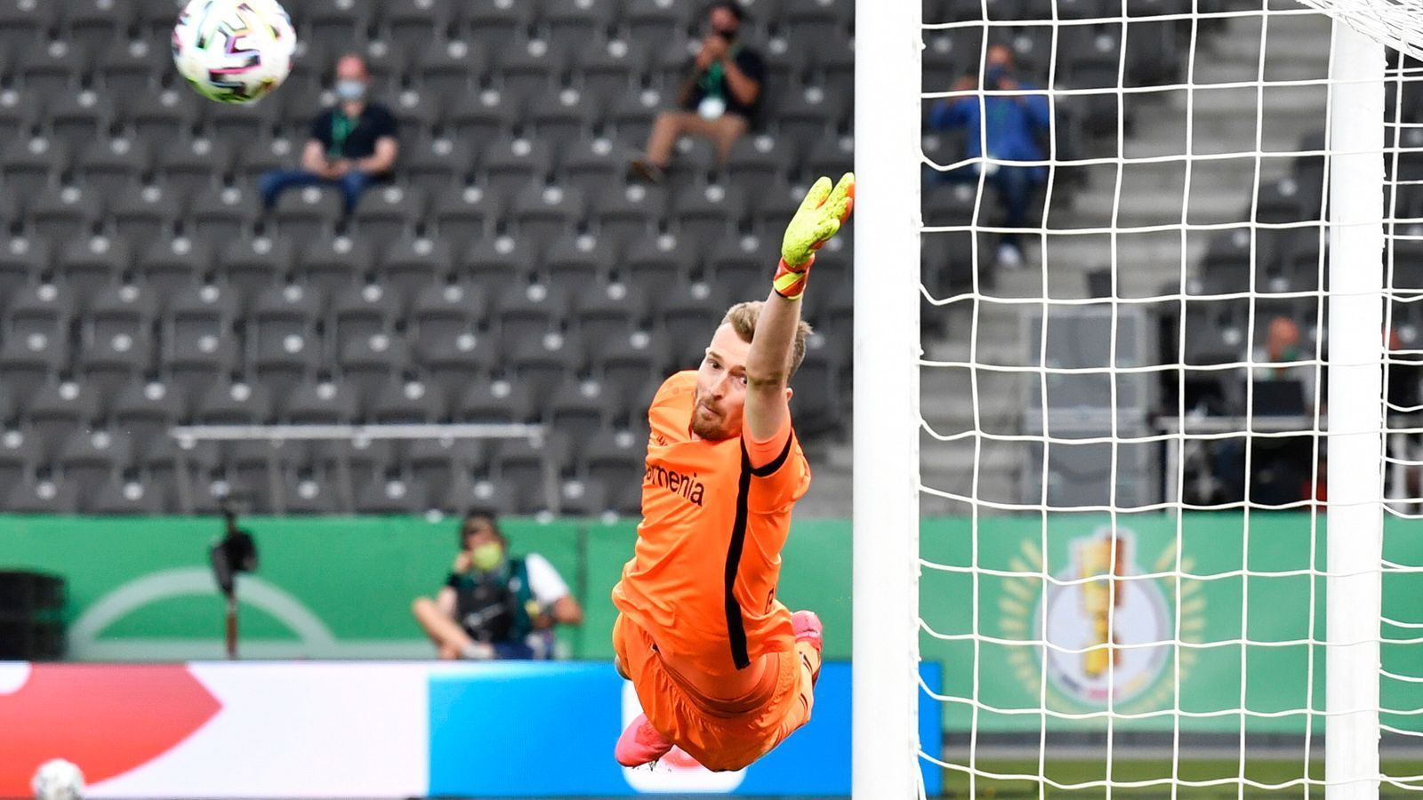 
                <strong>Lukas Hradecky</strong><br>
                Starke Parade in der 21. Minute gegen Thomas Müller. Beim ersten und zweiten Gegentor machtlos. Beim dritten Treffer unterläuft dem Finnen ein schwerer Patzer, der Weitschuss von Lewandowski fliegt ihm durch die Hosenträger. Das darf ihm nicht passieren. ran-Note: 
              