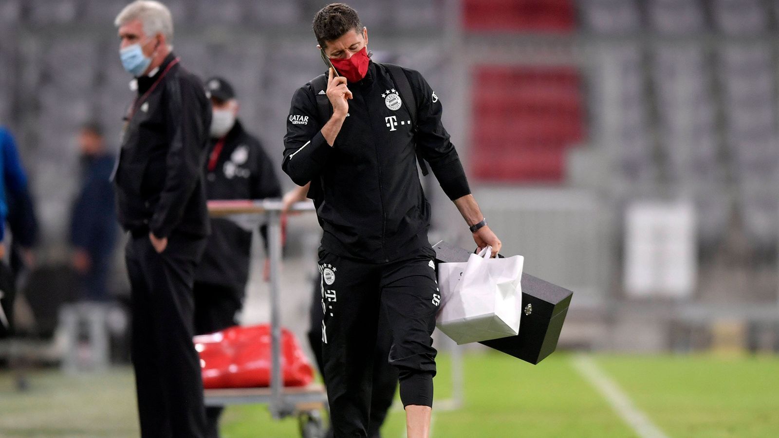 
                <strong>27. Spieltag: RB Leipzig – FC Bayern</strong><br>
                Weil das passiert, was wirklich gar niemand irgendwie ahnen konnte – die Coronazahlen schießen exponentiell durch die Decke – nimmt das Robert-Koch-Institut seine erst kürzlich kommunizierten Quarantäne-Lockerungen wieder zurück. Lewandowski, der gerade mit der polnischen Nationalmannschaft in England weilt, wird vom Rekordmeister umgehend zurückbeordert – wird vom Gesundheitsamt München aber trotzdem zu einer Woche in Quarantäne verdonnert. Da hilft auch die gepfefferte Nachricht von Uli Hoeneß auf Lothar Wielers Mailbox nichts. "Wir sind beschissen worden", faucht Karl-Heinz Rummenigge vor dem Spitzenspiel gegen Leipzig bei "Sky". Lewandowski sieht das 1:1 der Bayern bei Haferbrei und einem kleinen O-Saft (ohne Sprudel) auf der heimischen Couch.
              