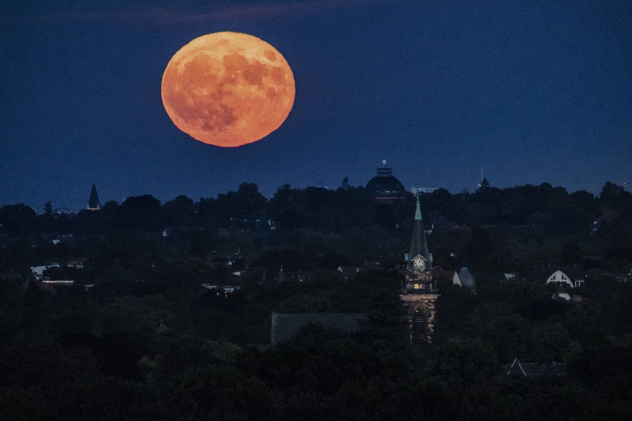 Hier wurde der Supermond über Berlin mit einem Teleobjektiv im Juni 2022 fotografiert.