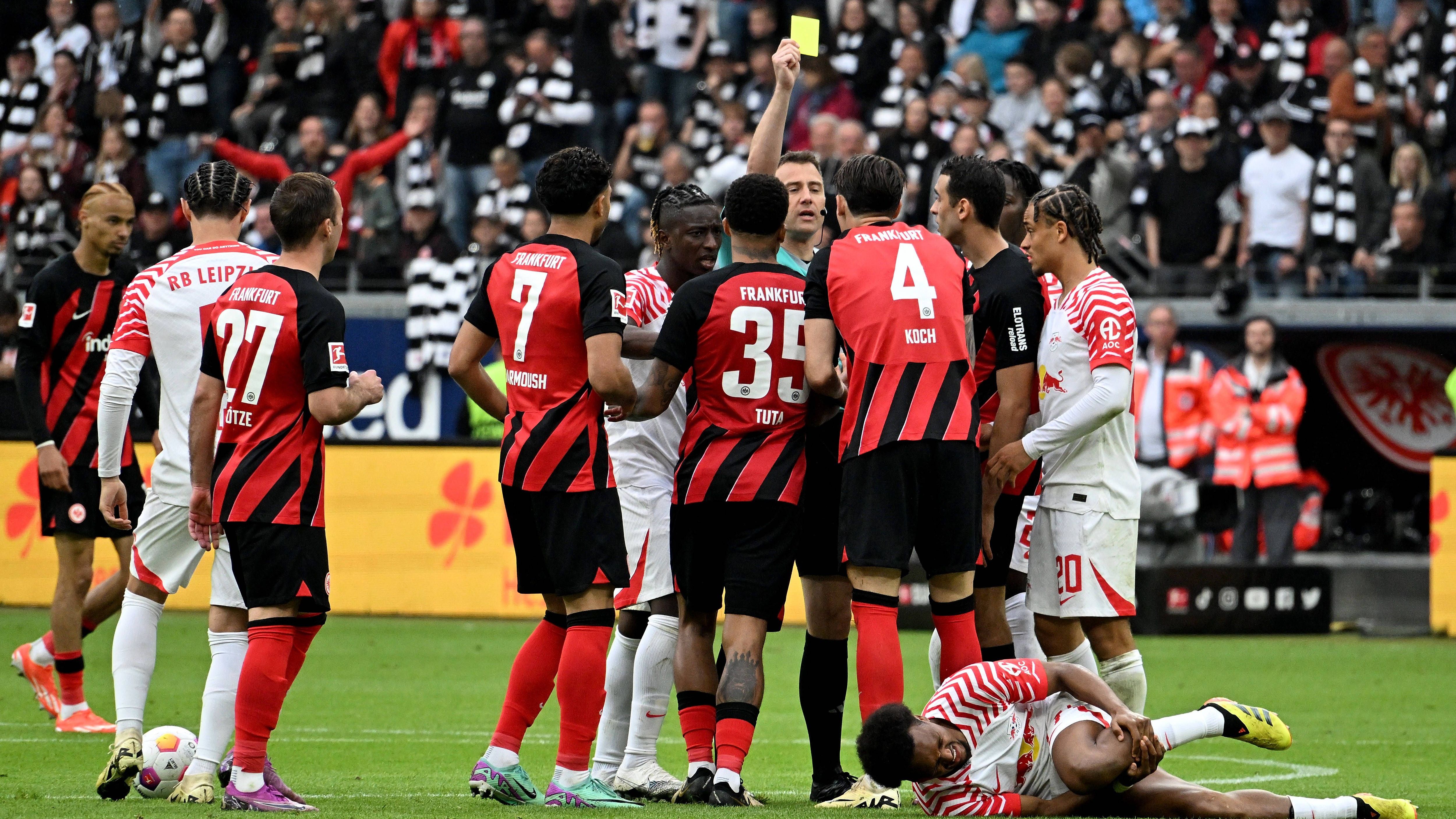 <strong>8. Platz: Eintracht Frankfurt</strong><br>Anzahl Gelbe Karten: 64<br>Anzahl Gelb-Rote Karten: 4<br>Anzahl Rote Karten: 1<br><strong>Punkte insgesamt: 81</strong>