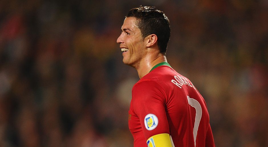 
                <strong>Cristiano Ronaldo</strong><br>
                Cristiano Ronaldo: Neben Buffon ist er der einzige Spieler in Trezeguets-Team, der aktuell noch aktiv ist. Cristiano Ronaldo wurde im Jahr 2004 mit Portugal Vize-Europameister.
              