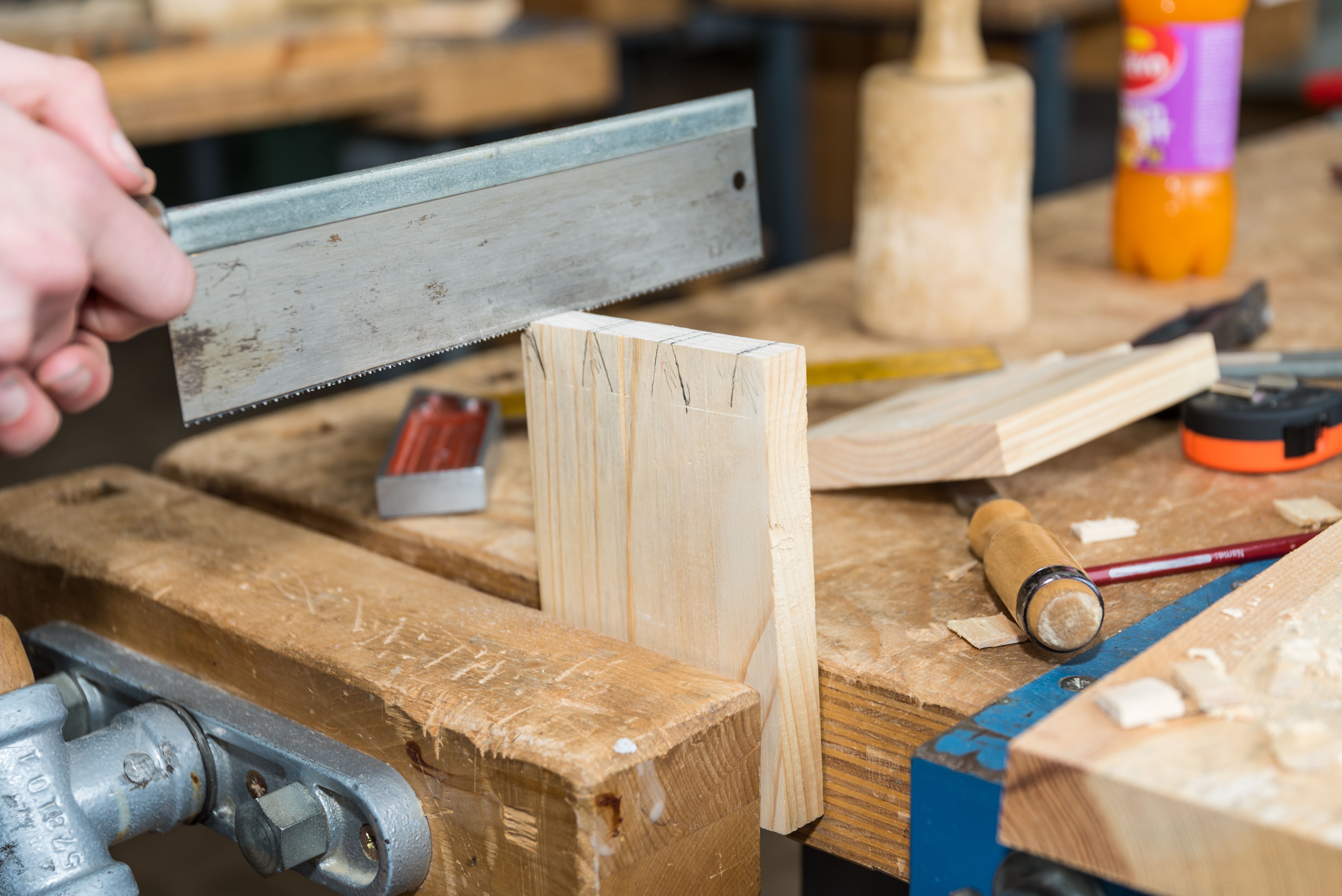 Mit der Feinsäge lassen sich lassen sich filigrane Sägearbeiten in kleine Holzleisten oder Bilderrahmen setzen.